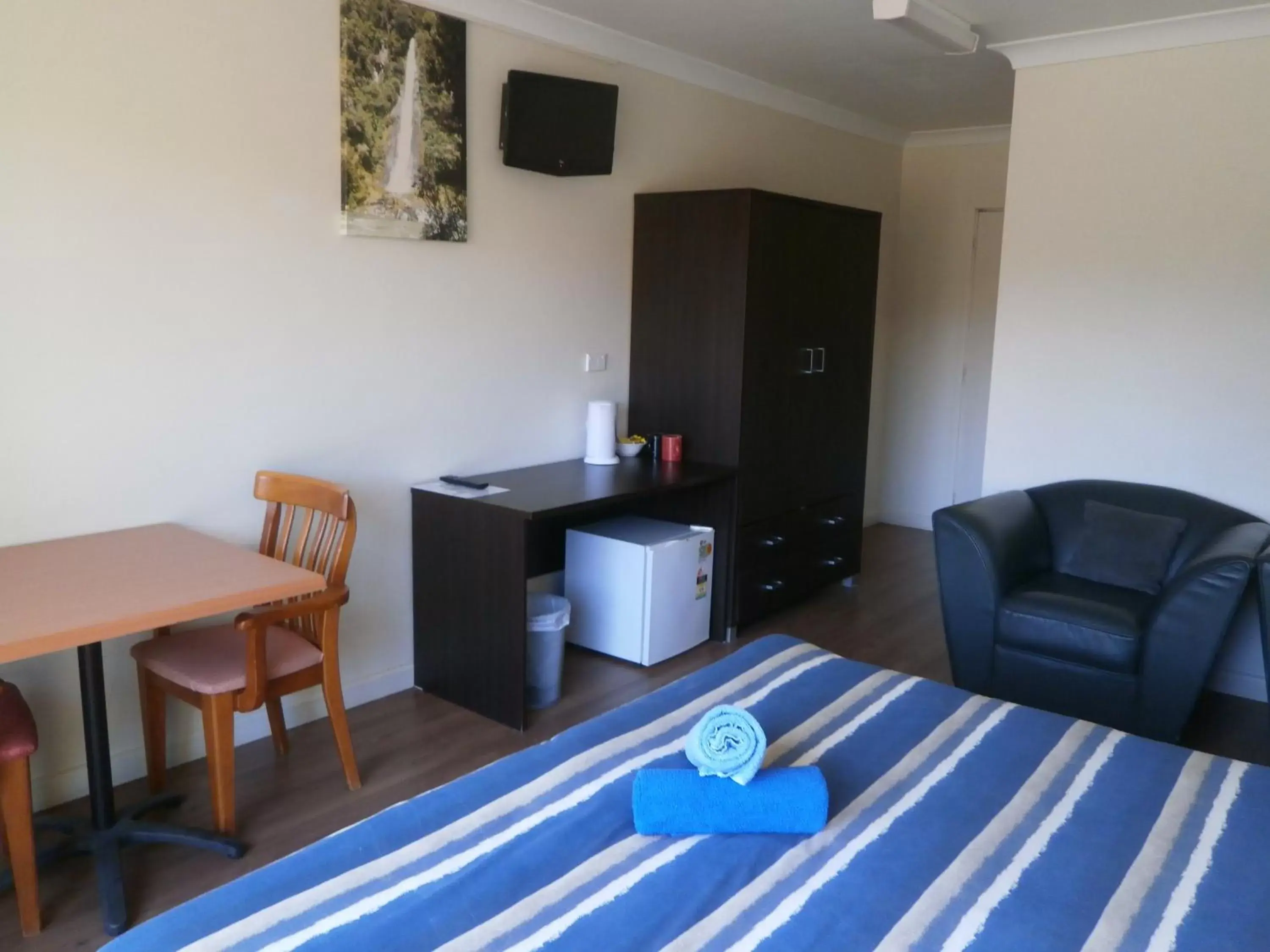 Photo of the whole room, TV/Entertainment Center in Siesta Villa