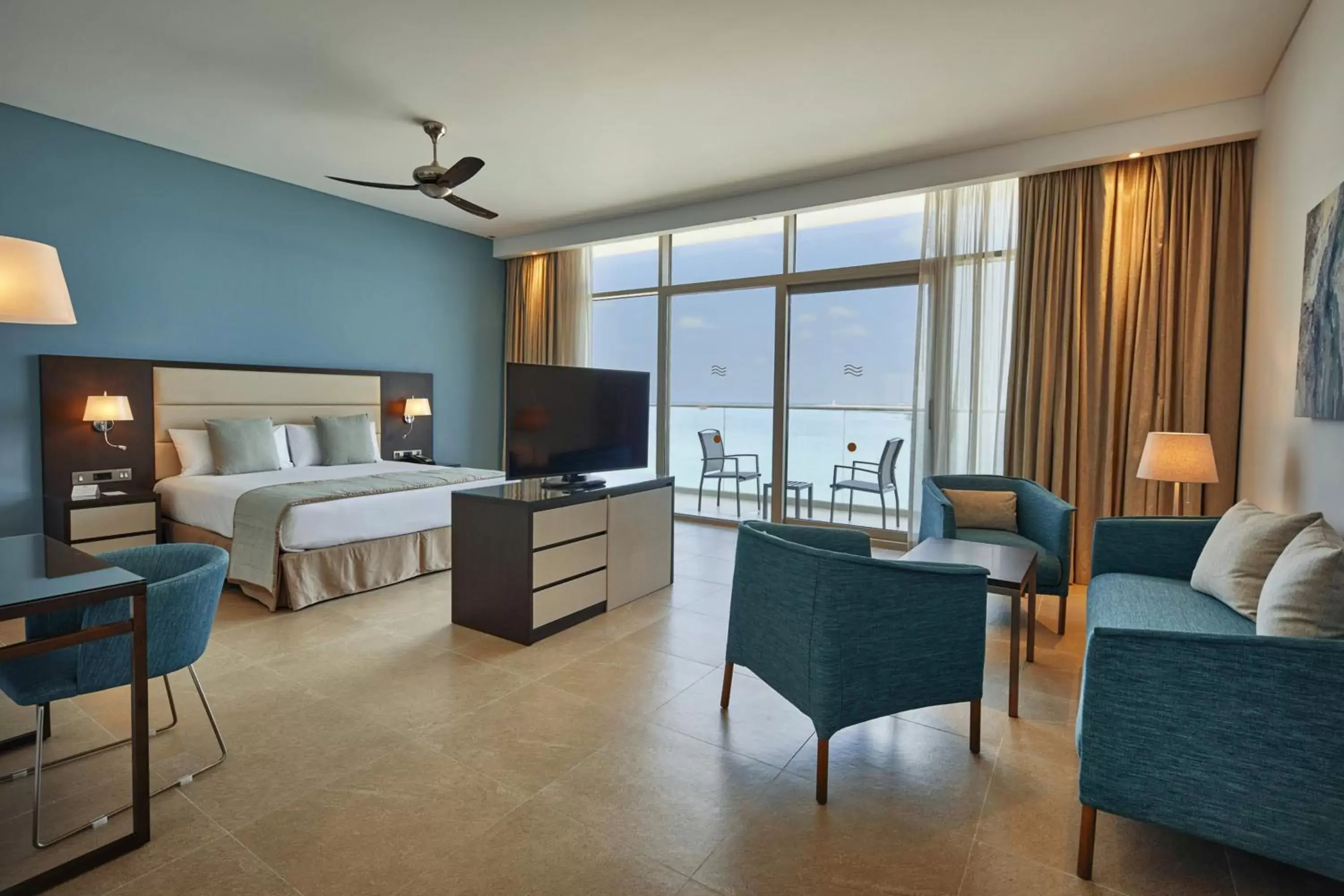 Living room, Seating Area in Riu Dubai Beach Resort - All Inclusive