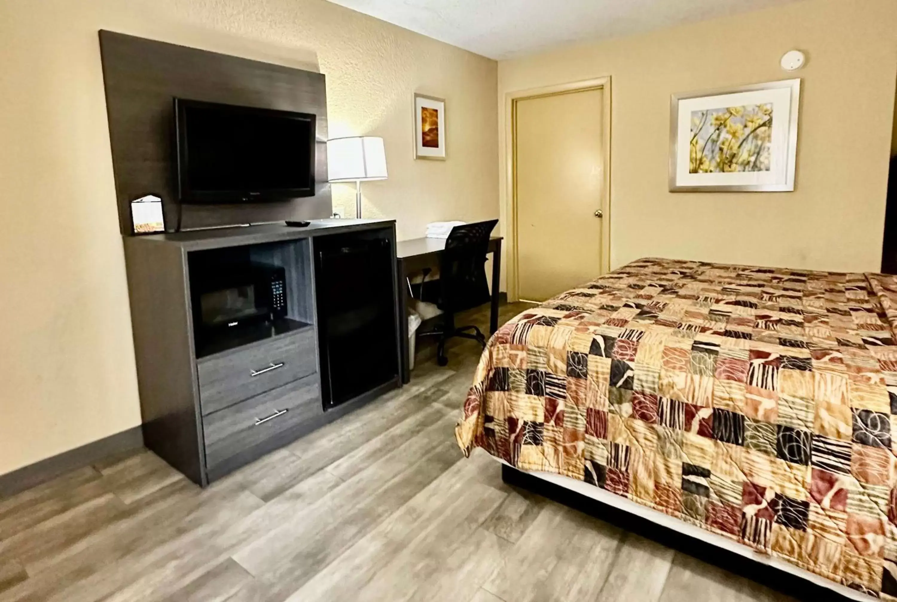 Photo of the whole room, Bed in Days Inn by Wyndham Charlotte Northlake