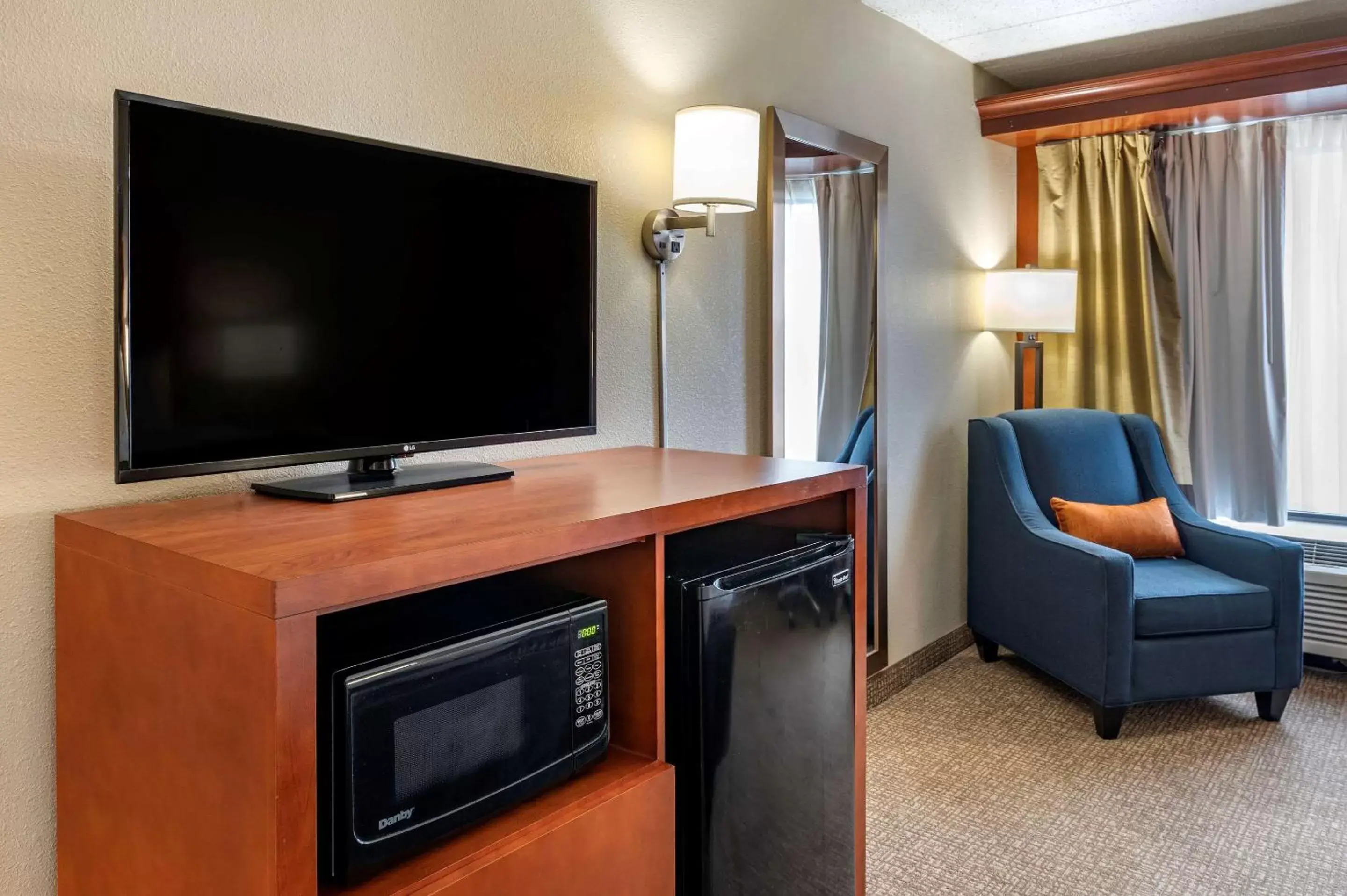 Photo of the whole room, TV/Entertainment Center in Comfort Inn Oxford