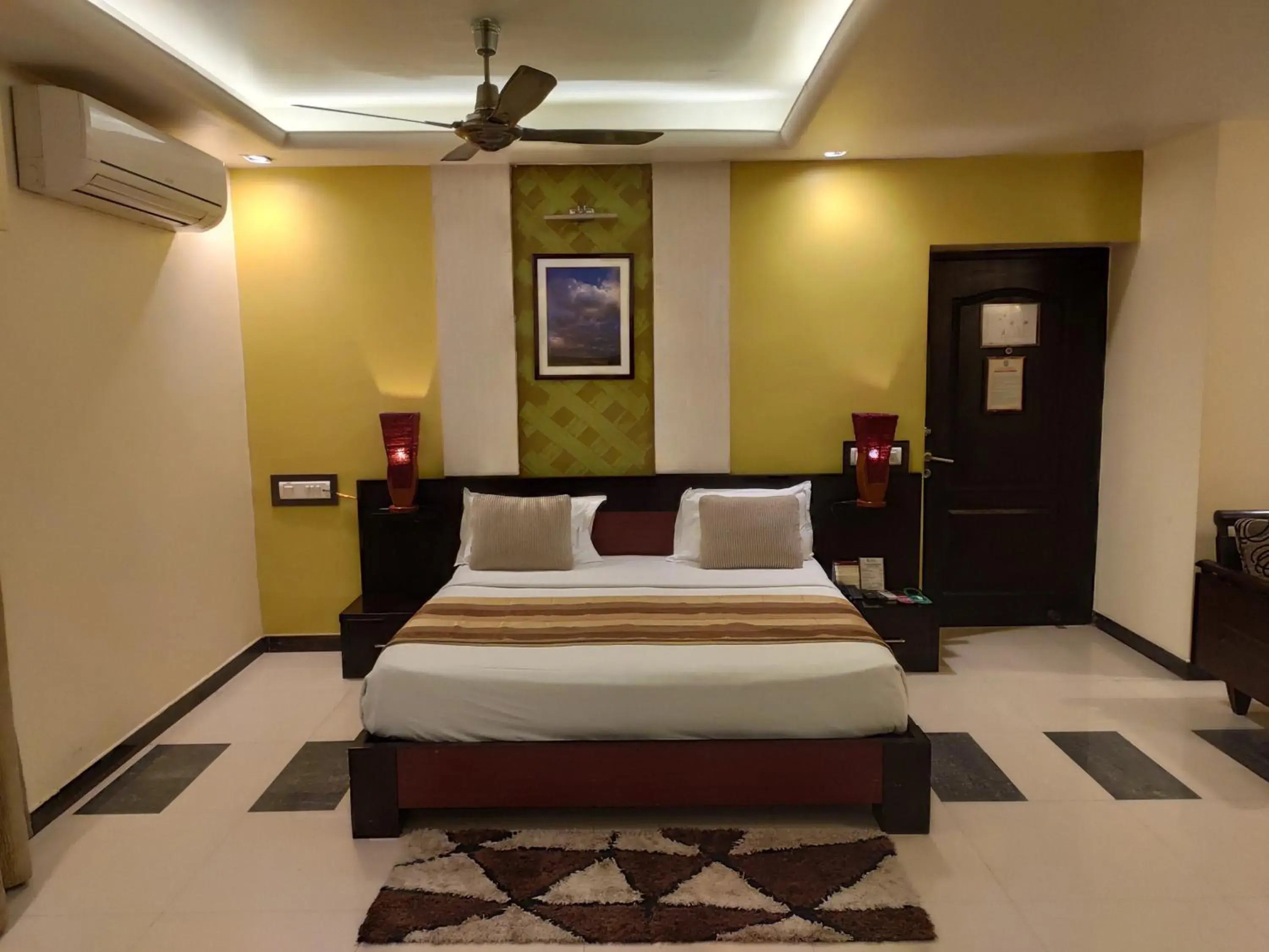 Bed in Hotel Pushpak