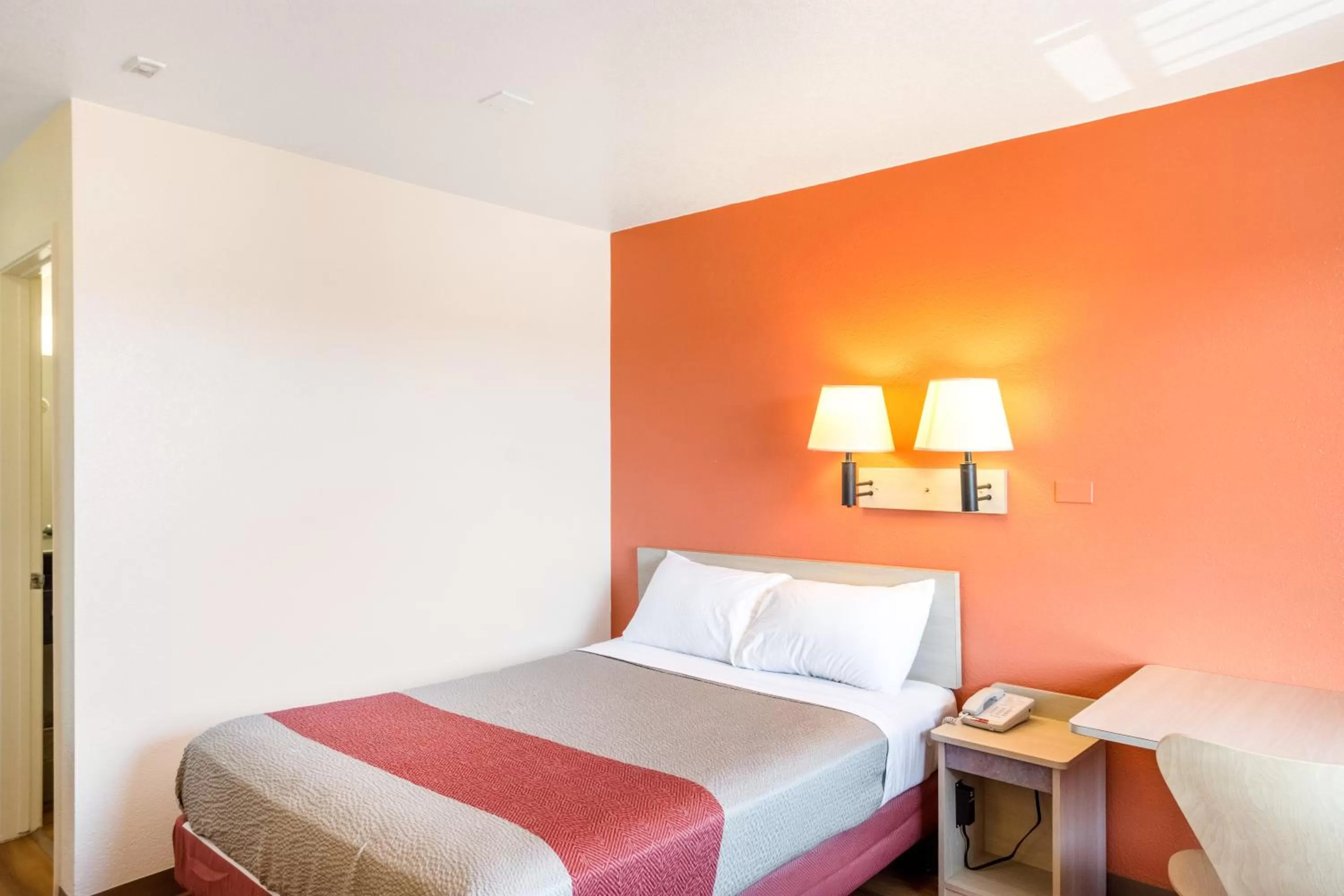 Bedroom, Bed in Motel 6-Redding, CA - Central