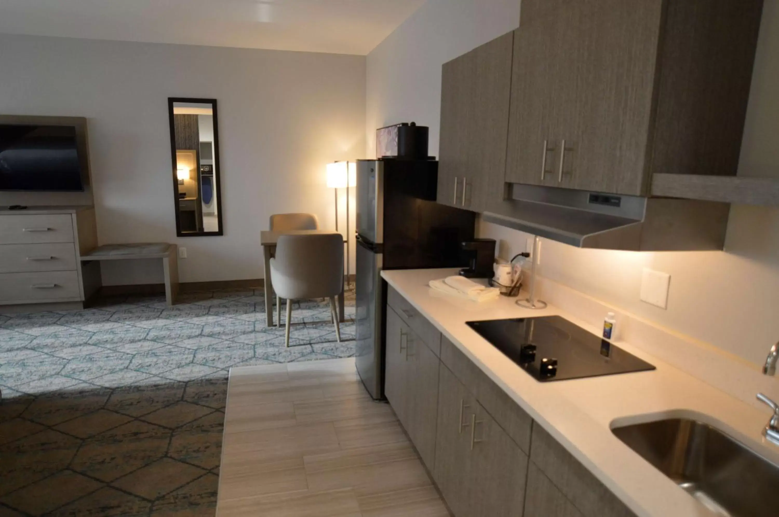 Photo of the whole room, Kitchen/Kitchenette in Best Western Plus Executive Residency Oklahoma City I-35