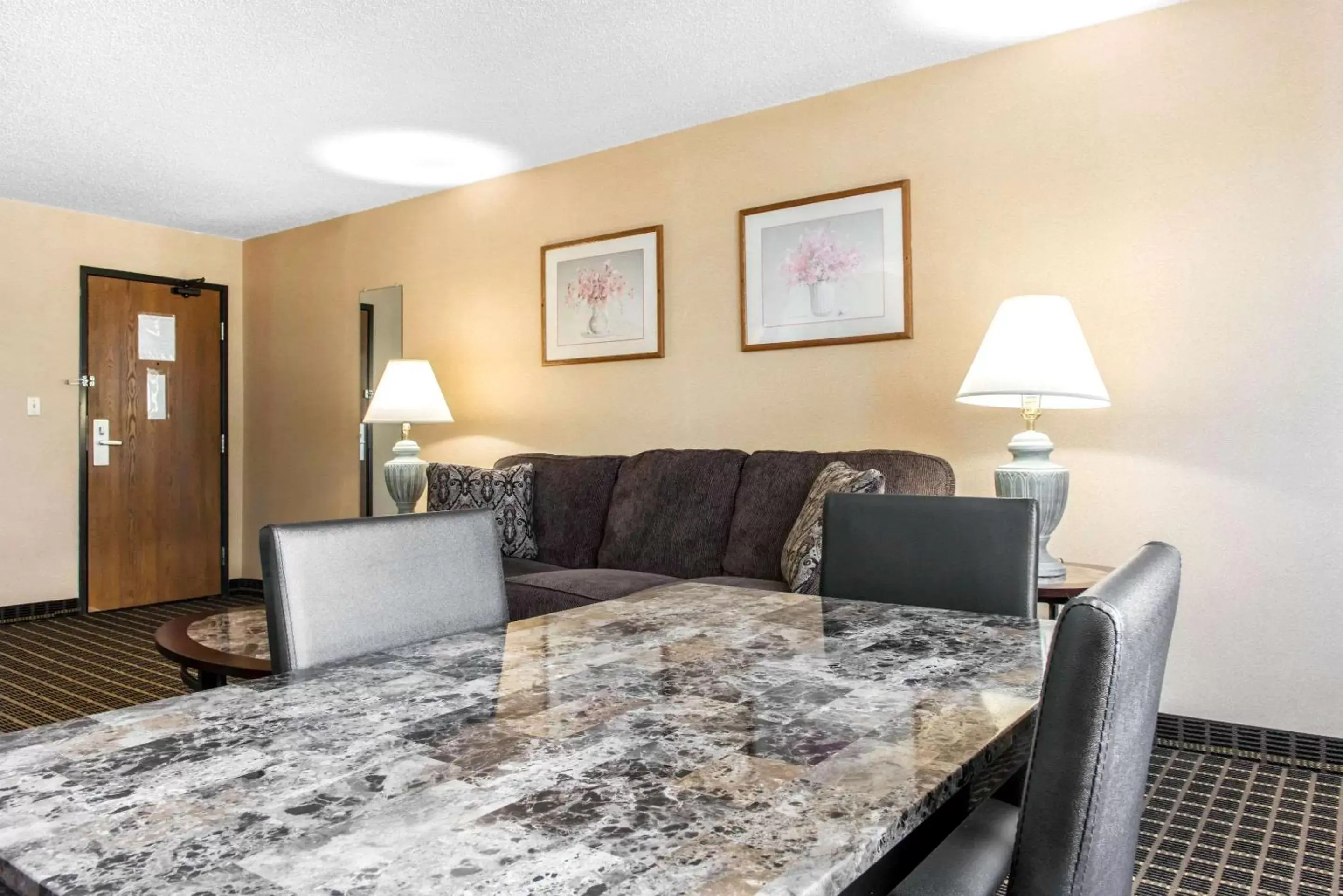 Photo of the whole room, Seating Area in Quality Inn Meadville