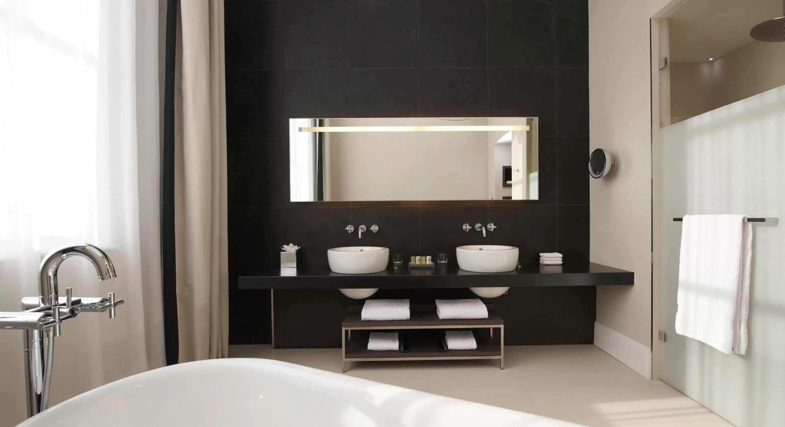 Bathroom, Bed in InterContinental Marseille - Hotel Dieu by IHG
