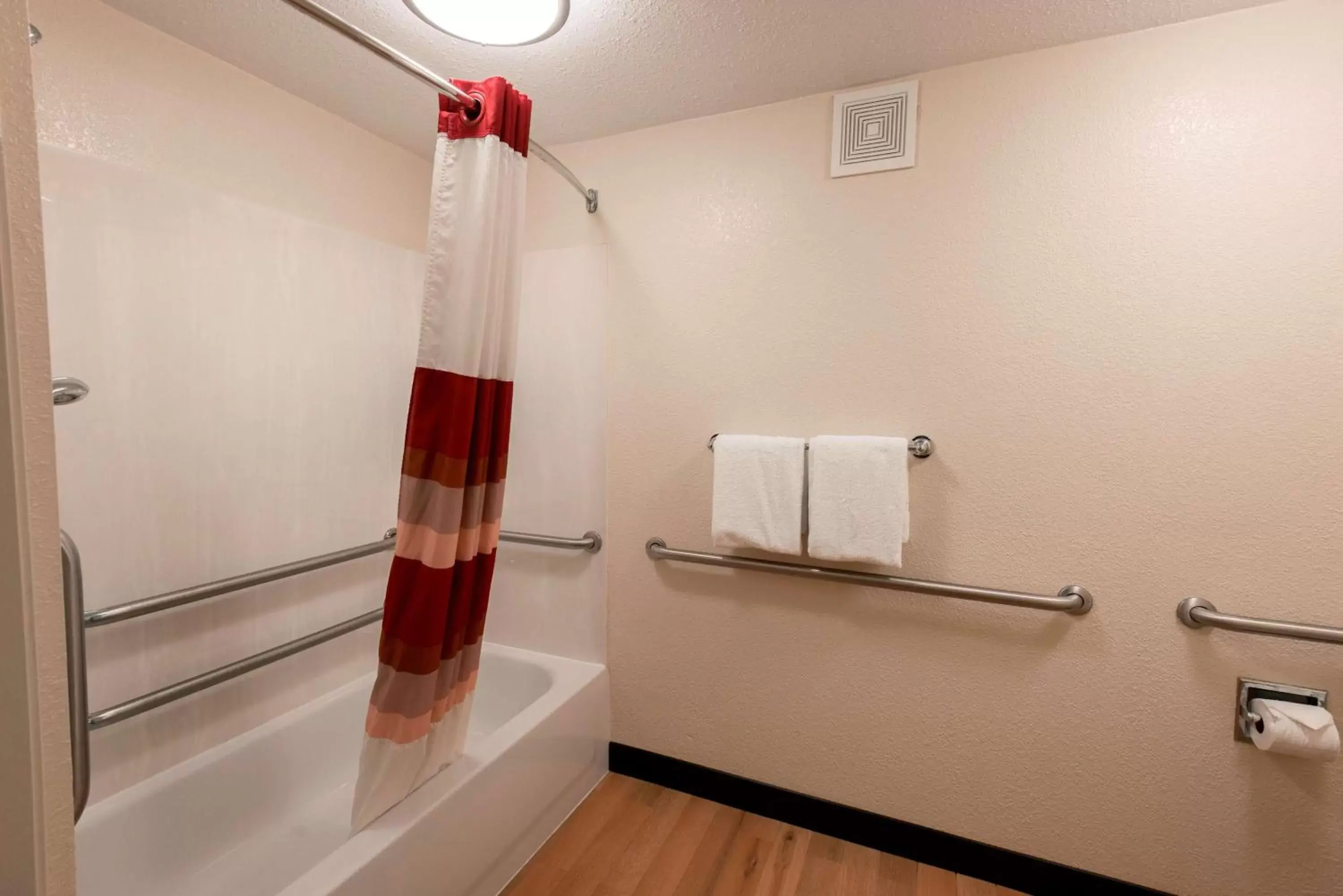 Bathroom in Red Roof Inn PLUS+ Washington DC - Oxon Hill