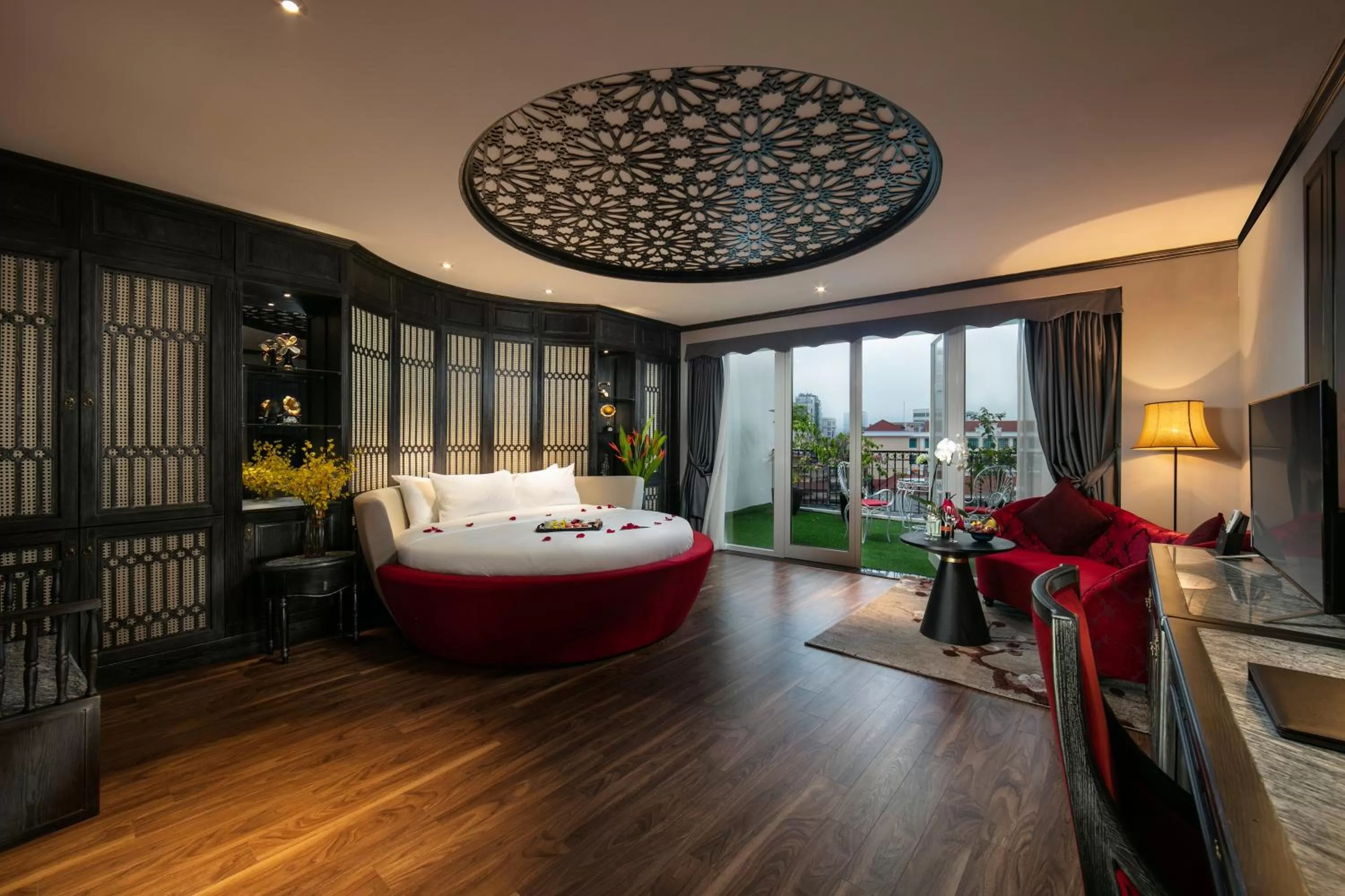 Bedroom, Bed in Shining Central Hotel & Spa