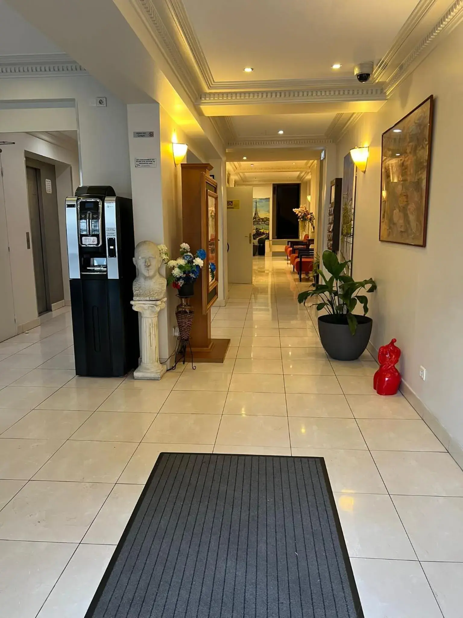 Facade/entrance, Lobby/Reception in 121 Paris Hotel