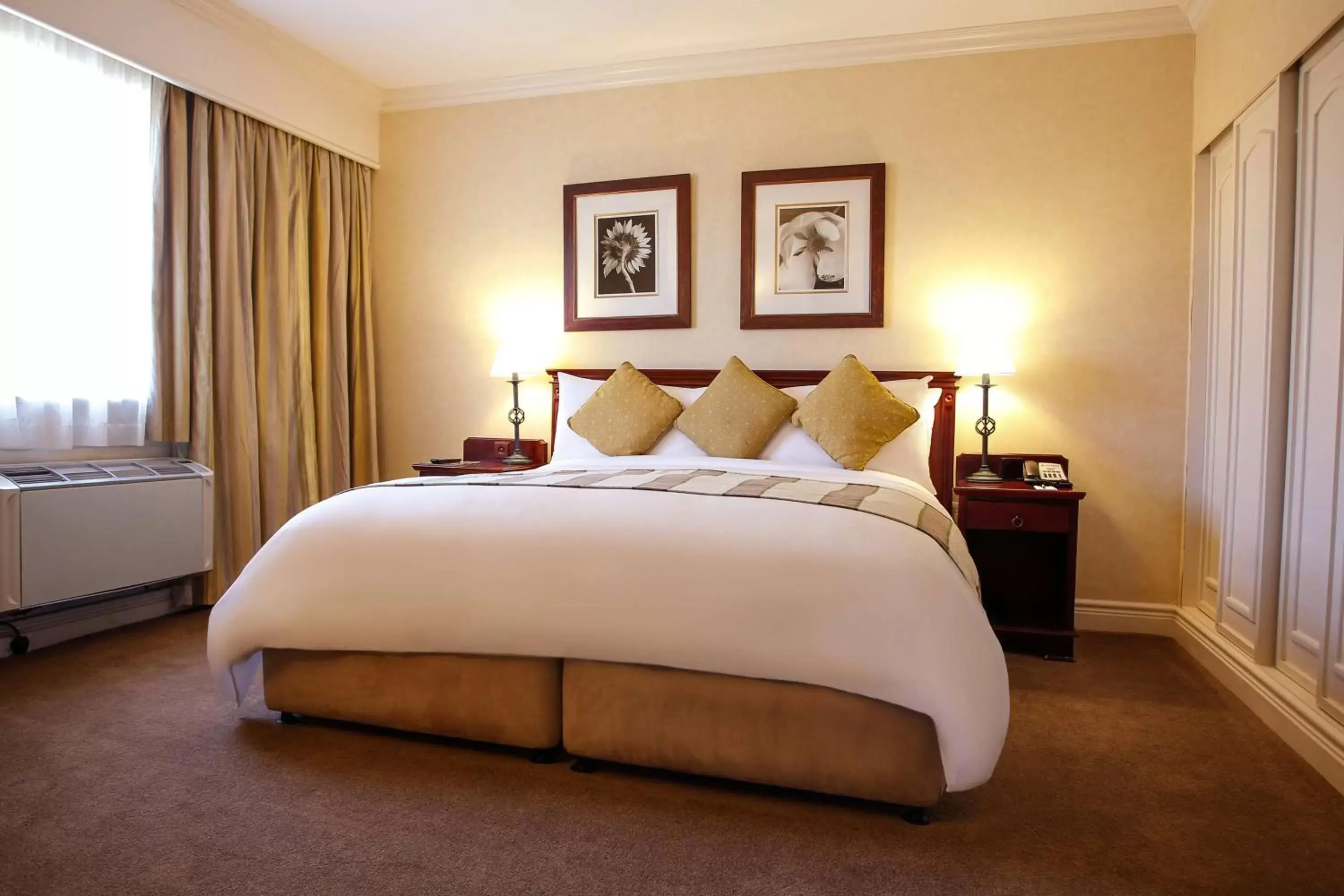 Photo of the whole room, Bed in Southern Sun Mbombela