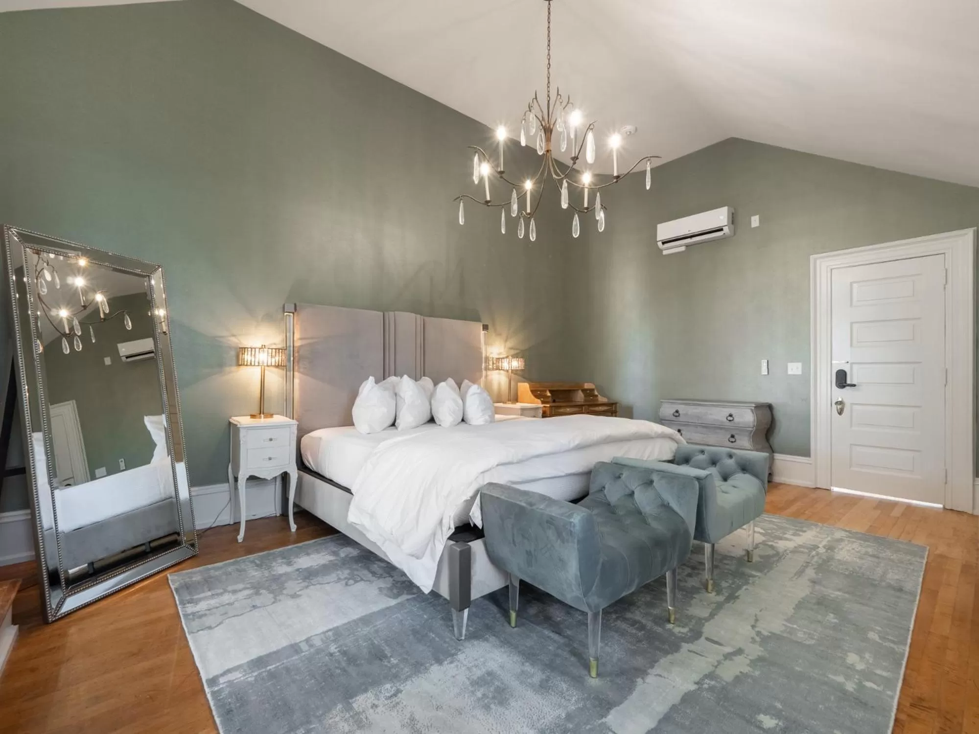 Bed in Graystone Inn