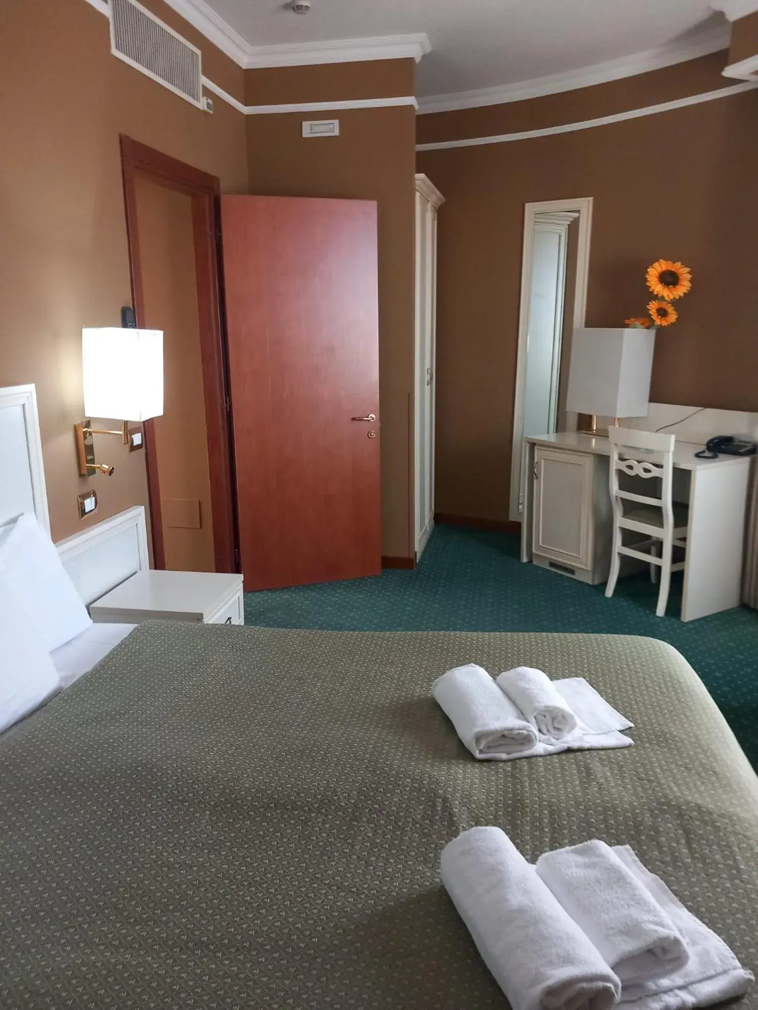 Bed in Cervara Park Hotel