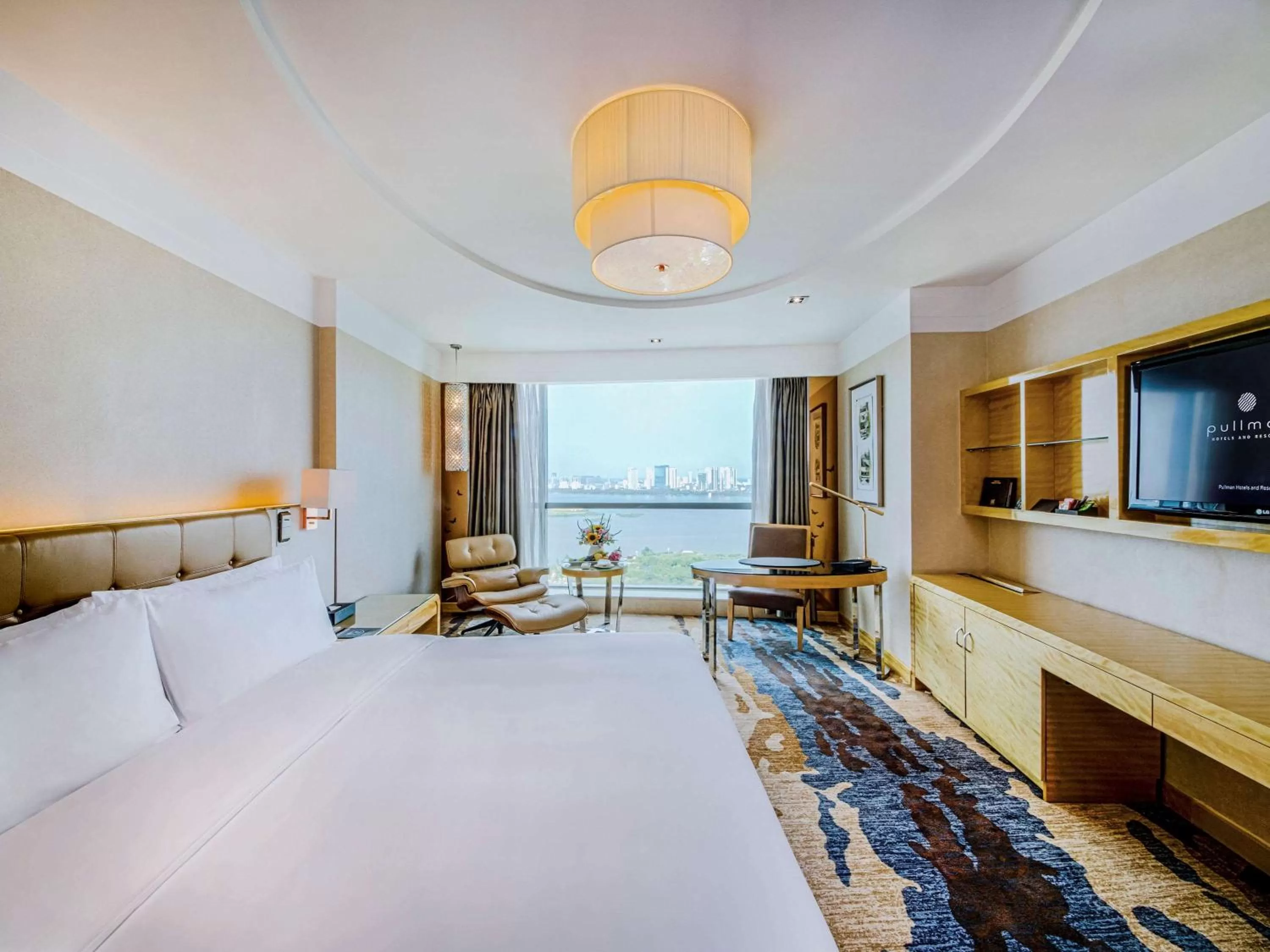 Photo of the whole room, Bed in Pullman Linyi Lushang