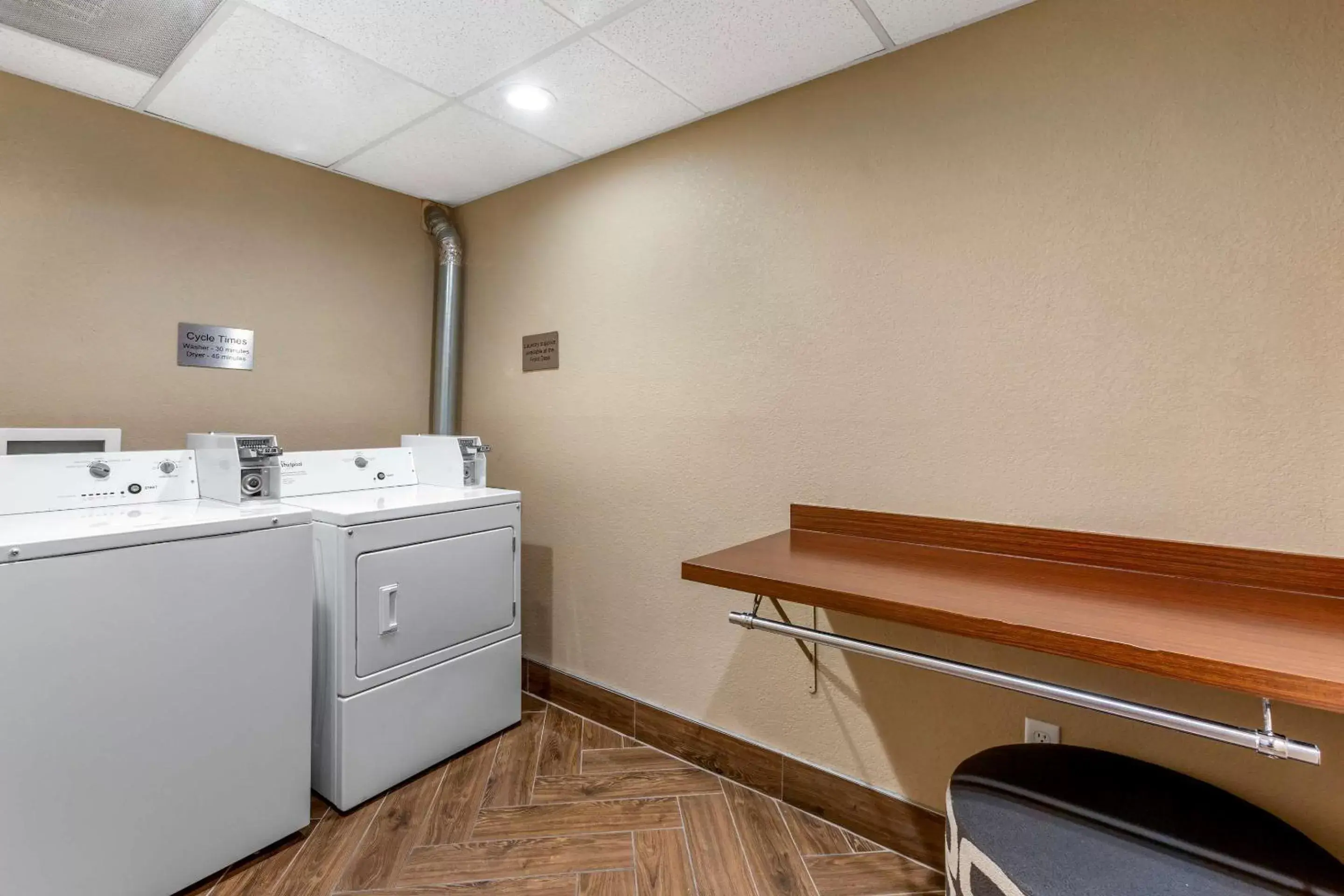 laundry, Bathroom in Comfort Inn & Suites Phoenix North / Deer Valley