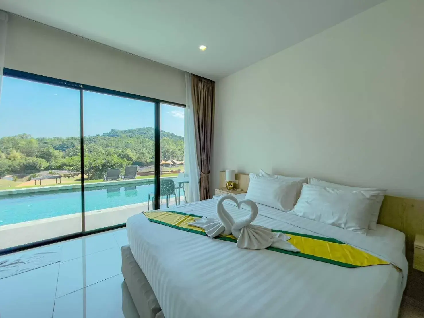 Pool view, Bed in Viva Montane Hotel Pattaya