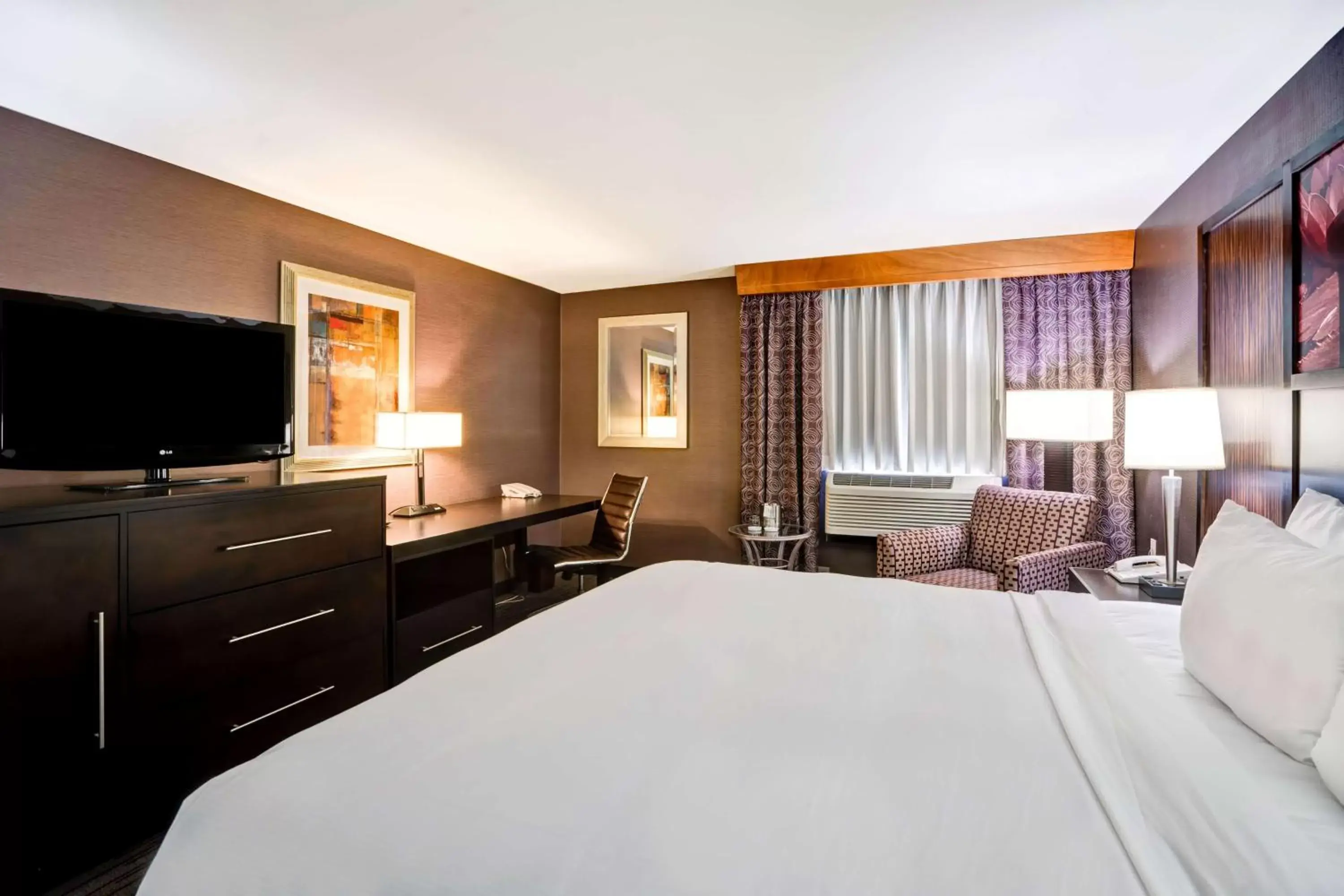 Bed in DoubleTree by Hilton Downtown Wilmington - Legal District