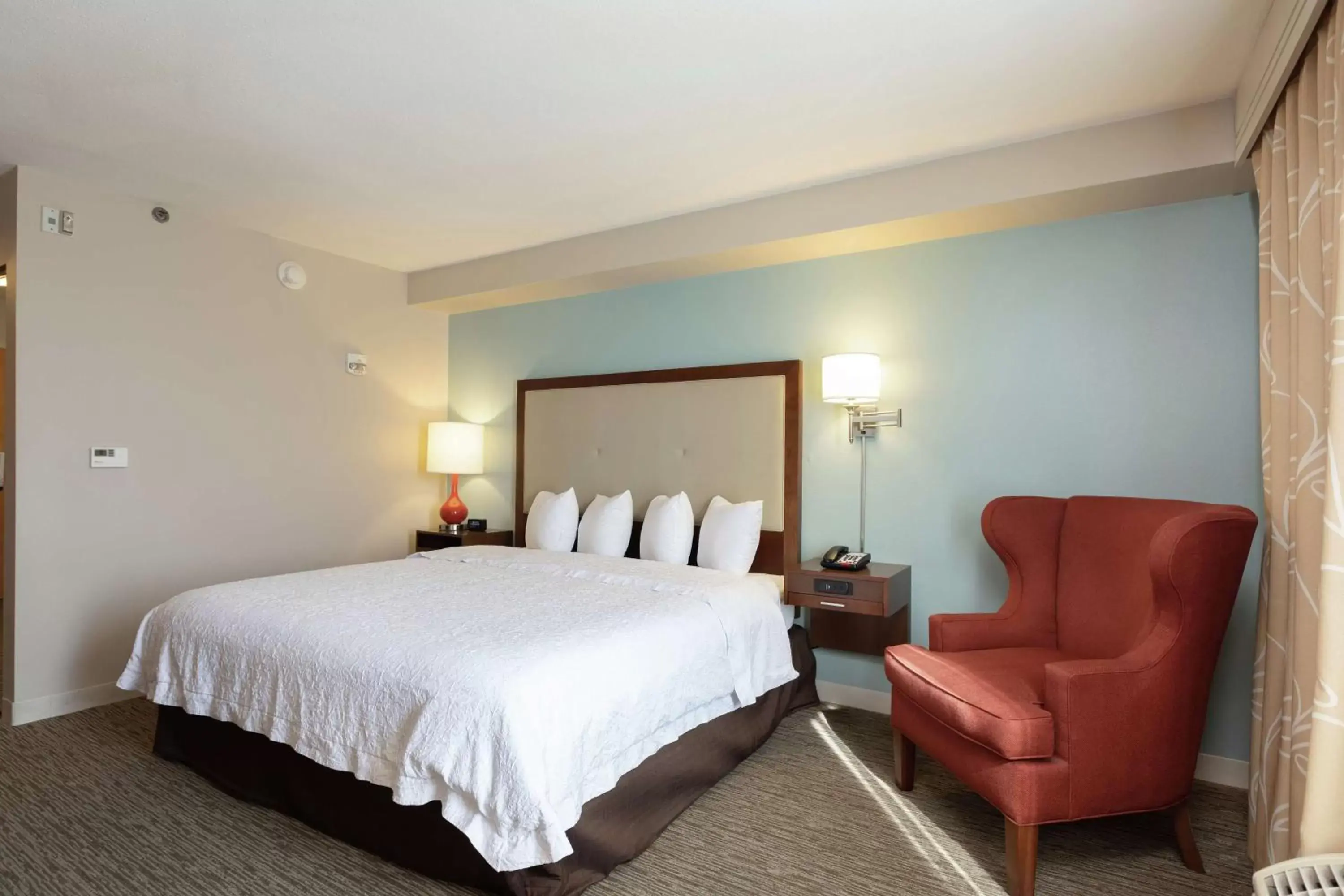 Bed in Hampton Inn & Suites-Austin Airport
