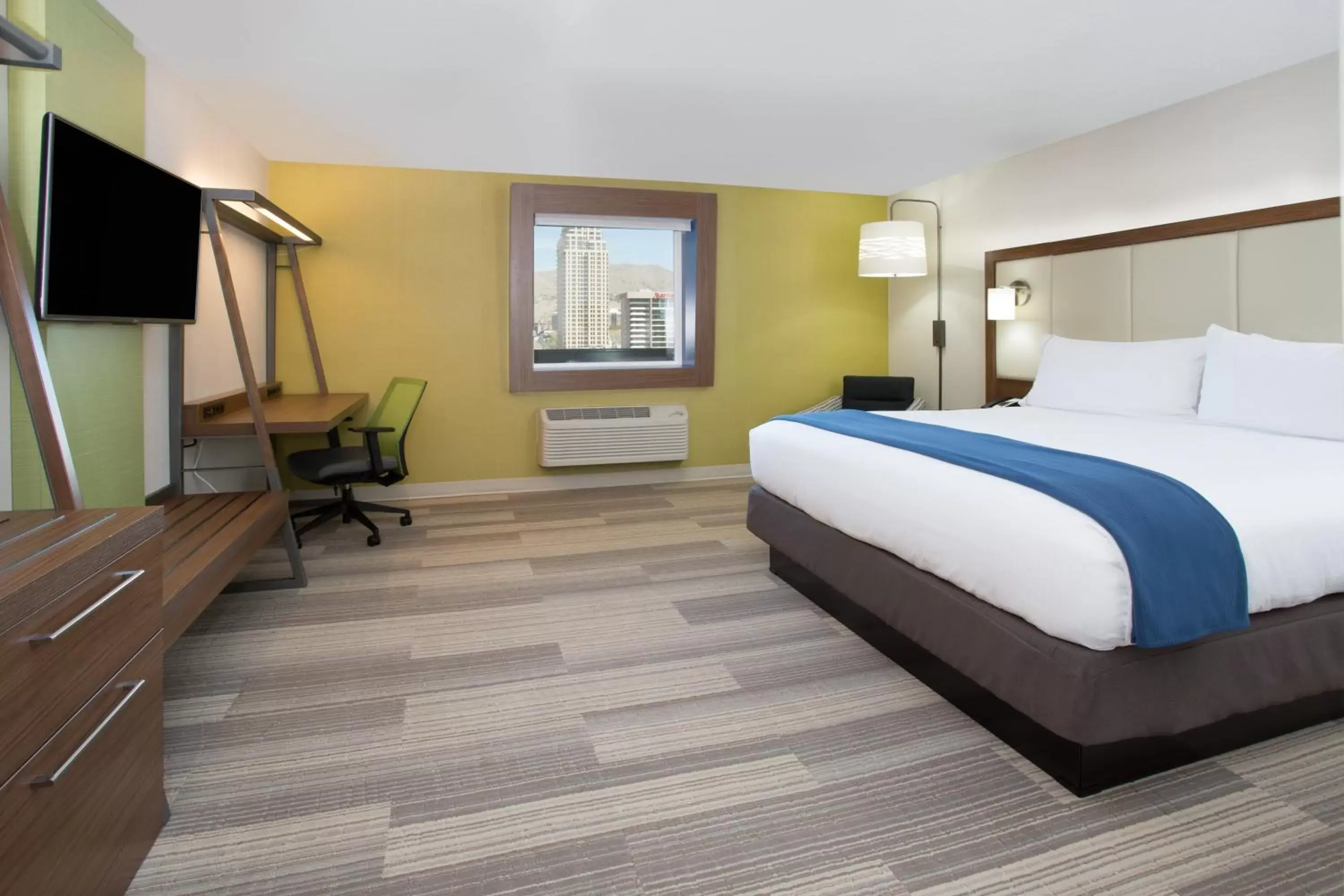 Photo of the whole room, Bed in Holiday Inn Express & Suites Hammond, an IHG Hotel