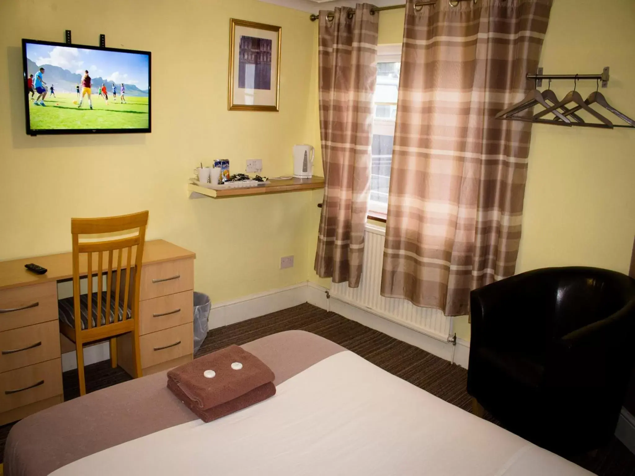 Photo of the whole room, TV/Entertainment Center in Cricklewood Lodge Hotel