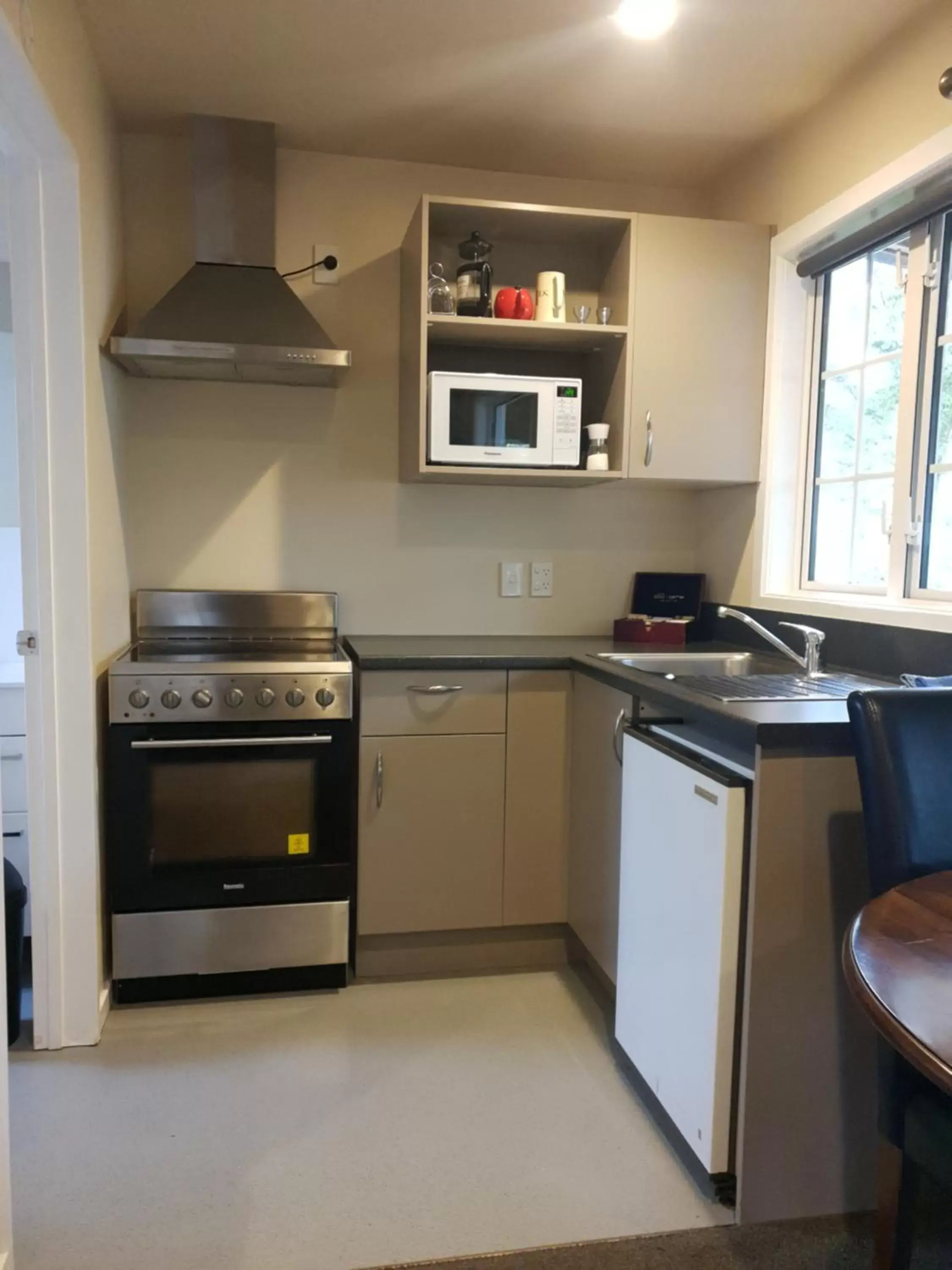 Kitchen or kitchenette, Kitchen/Kitchenette in Cranford Cottages and Motel