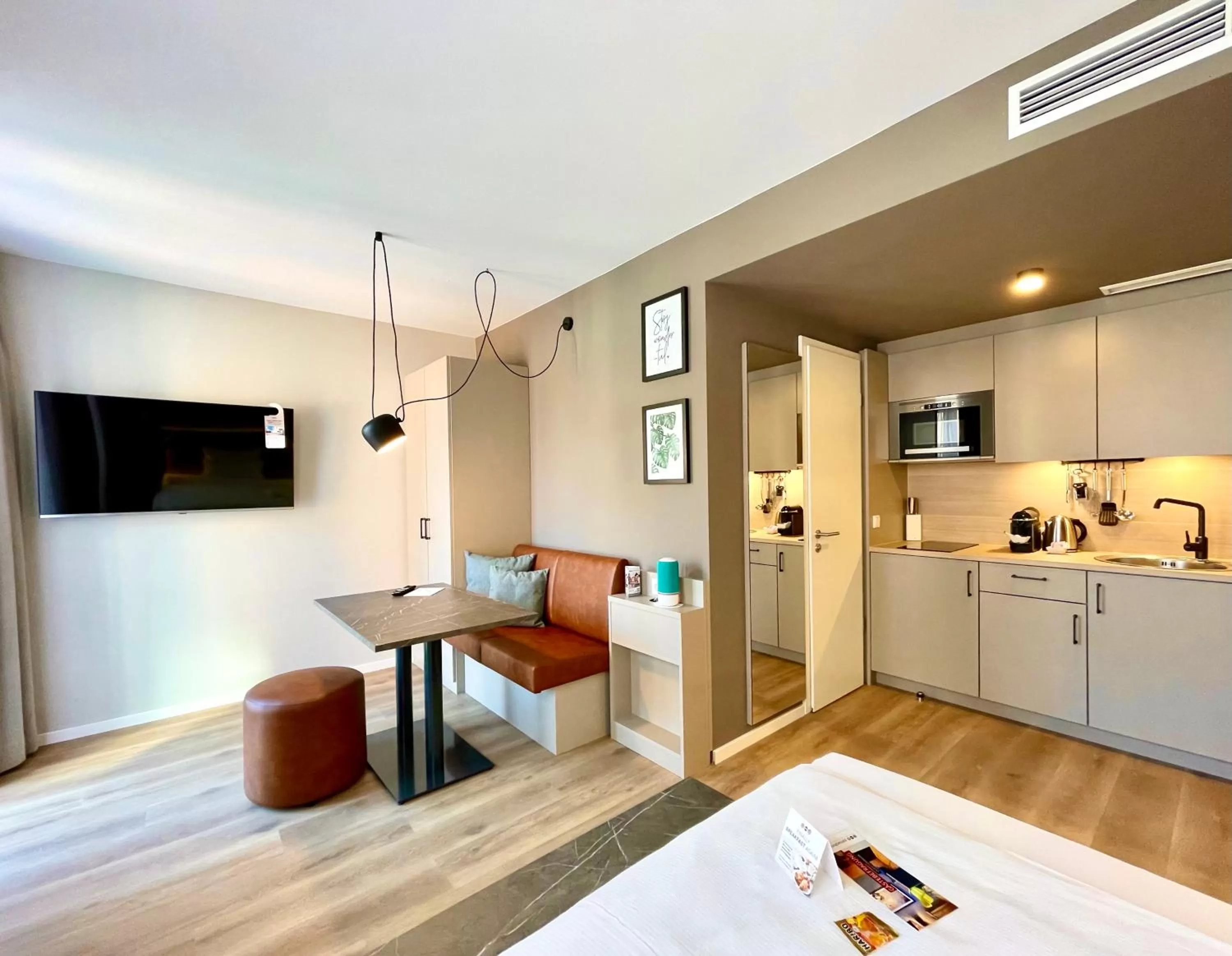 Kitchen or kitchenette, Bed in zeitwohnhaus SUITE-HOTEL & SERVICED APARTMENTS
