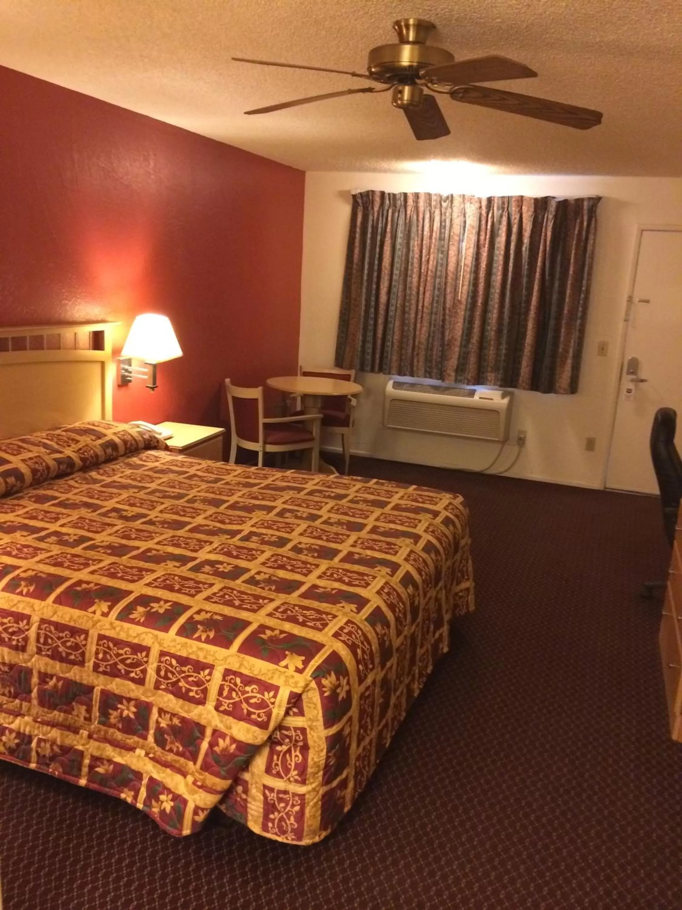 Bed in Value Inn & Suites