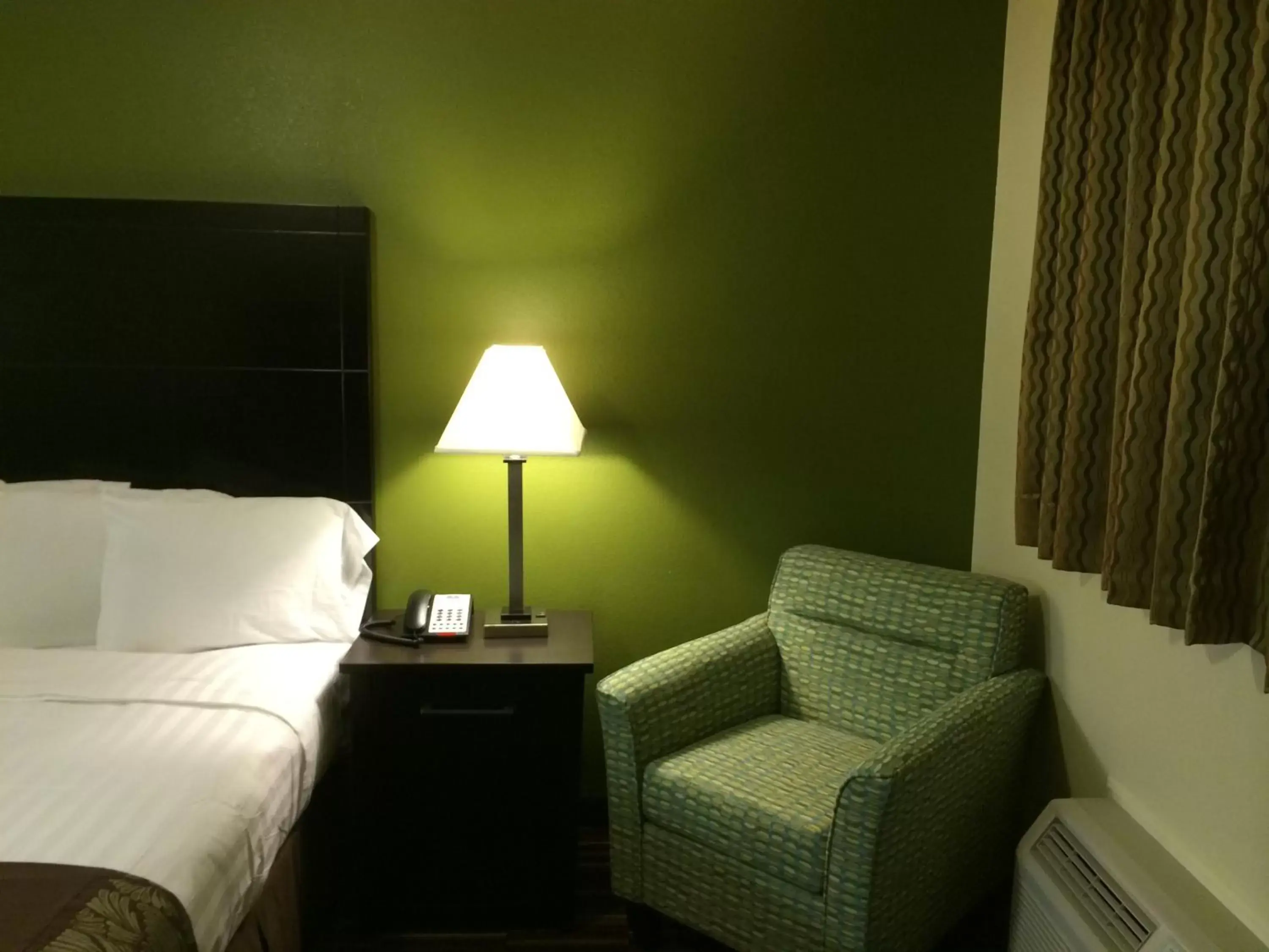Bed in Boarders Inn & Suites by Cobblestone Hotels - Ashland City