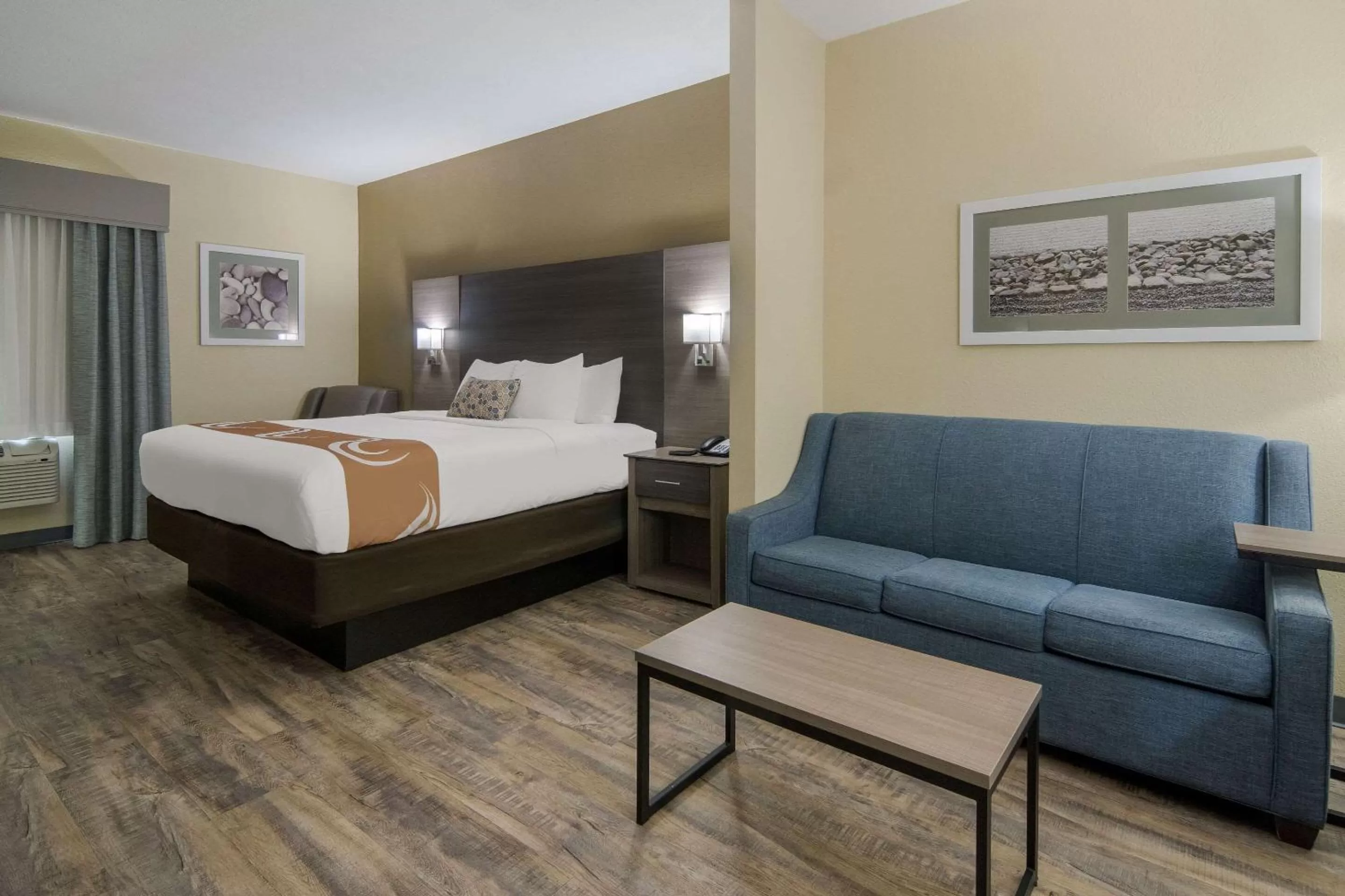 Bedroom, Bed in Quality Inn & Suites Roanoke - Fort Worth North