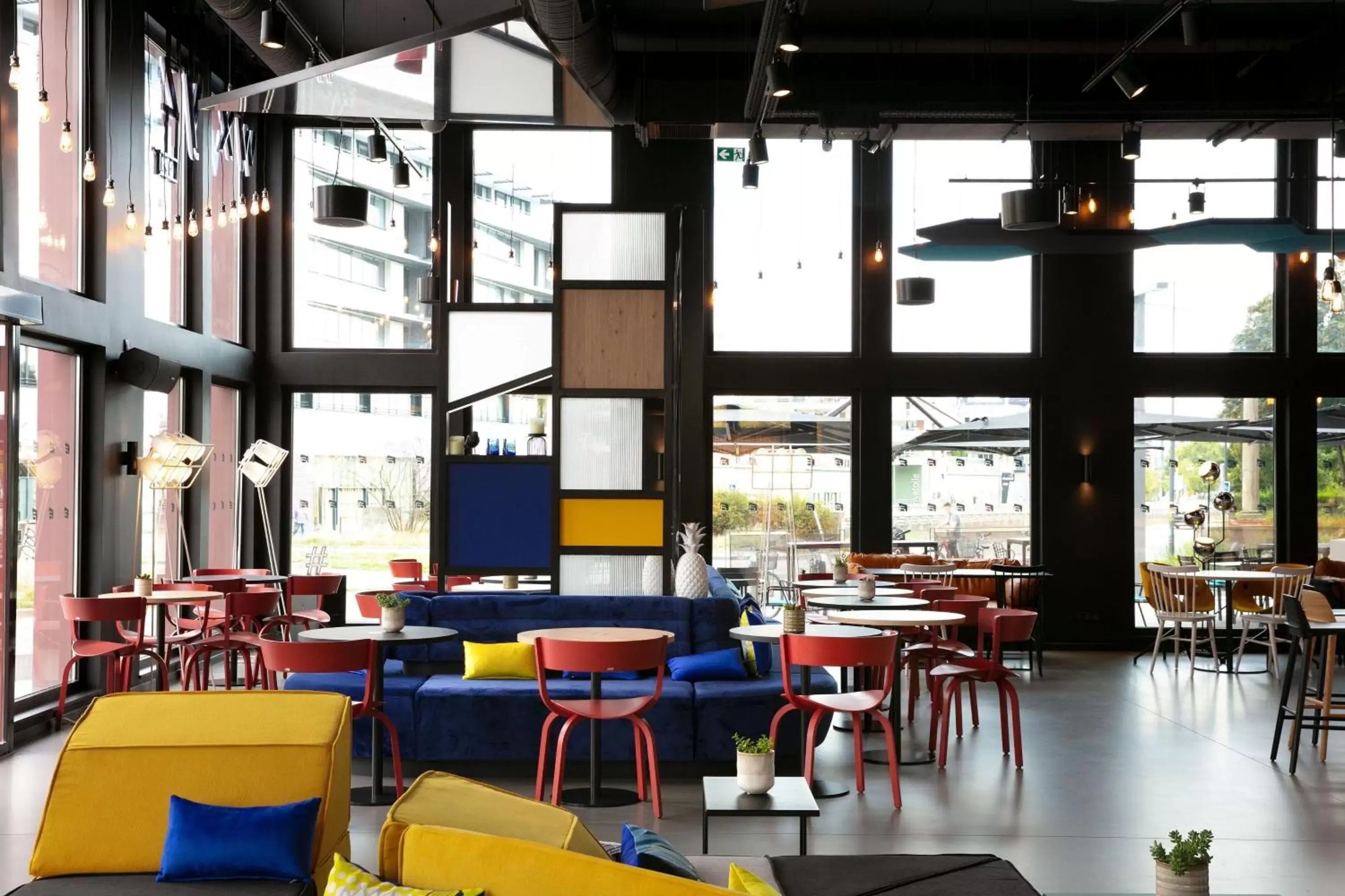 Restaurant/Places to Eat in Aloft Strasbourg Etoile