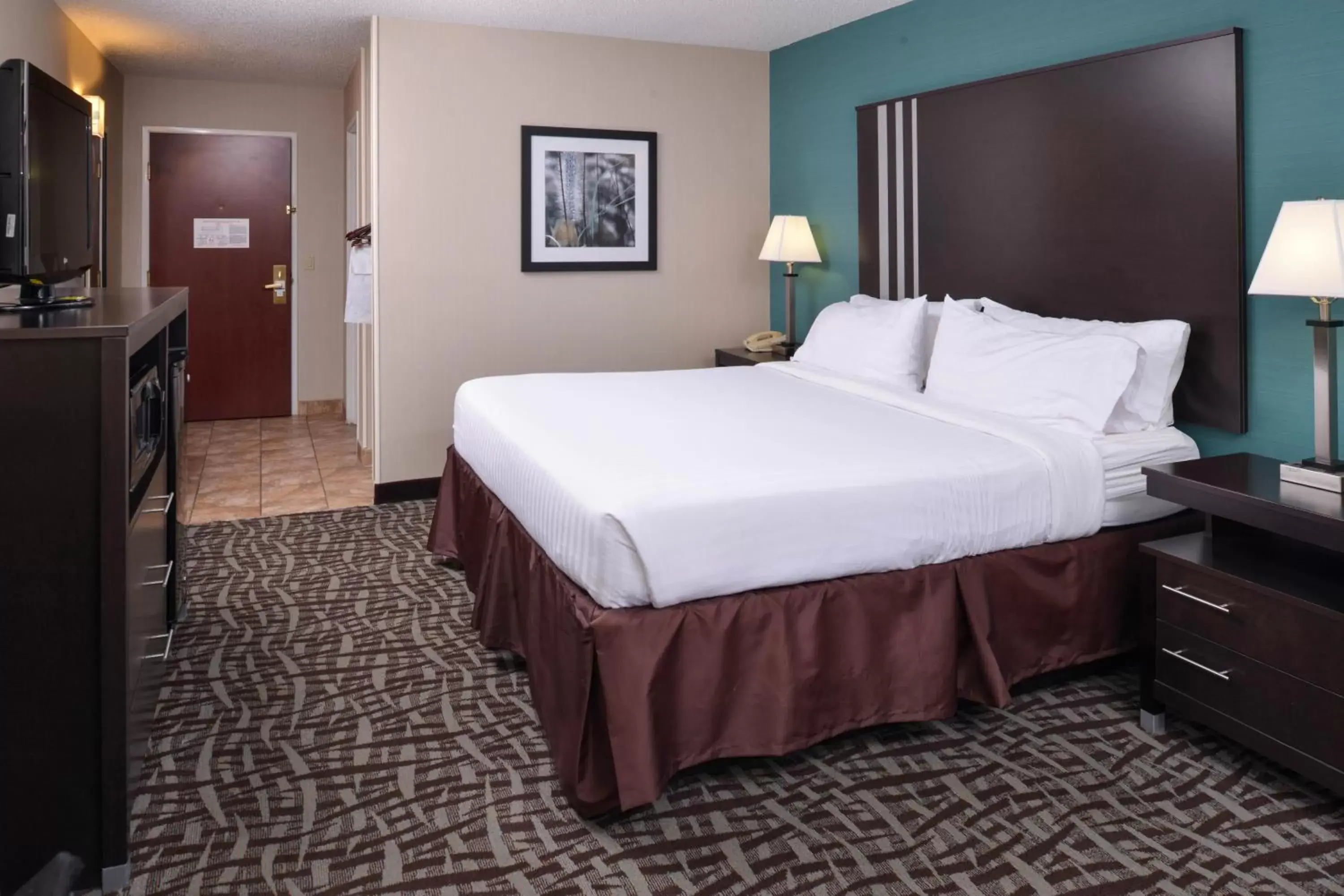 Photo of the whole room, Bed in Holiday Inn Express Hotel & Suites Youngstown - North Lima/Boardman, an IHG Hotel