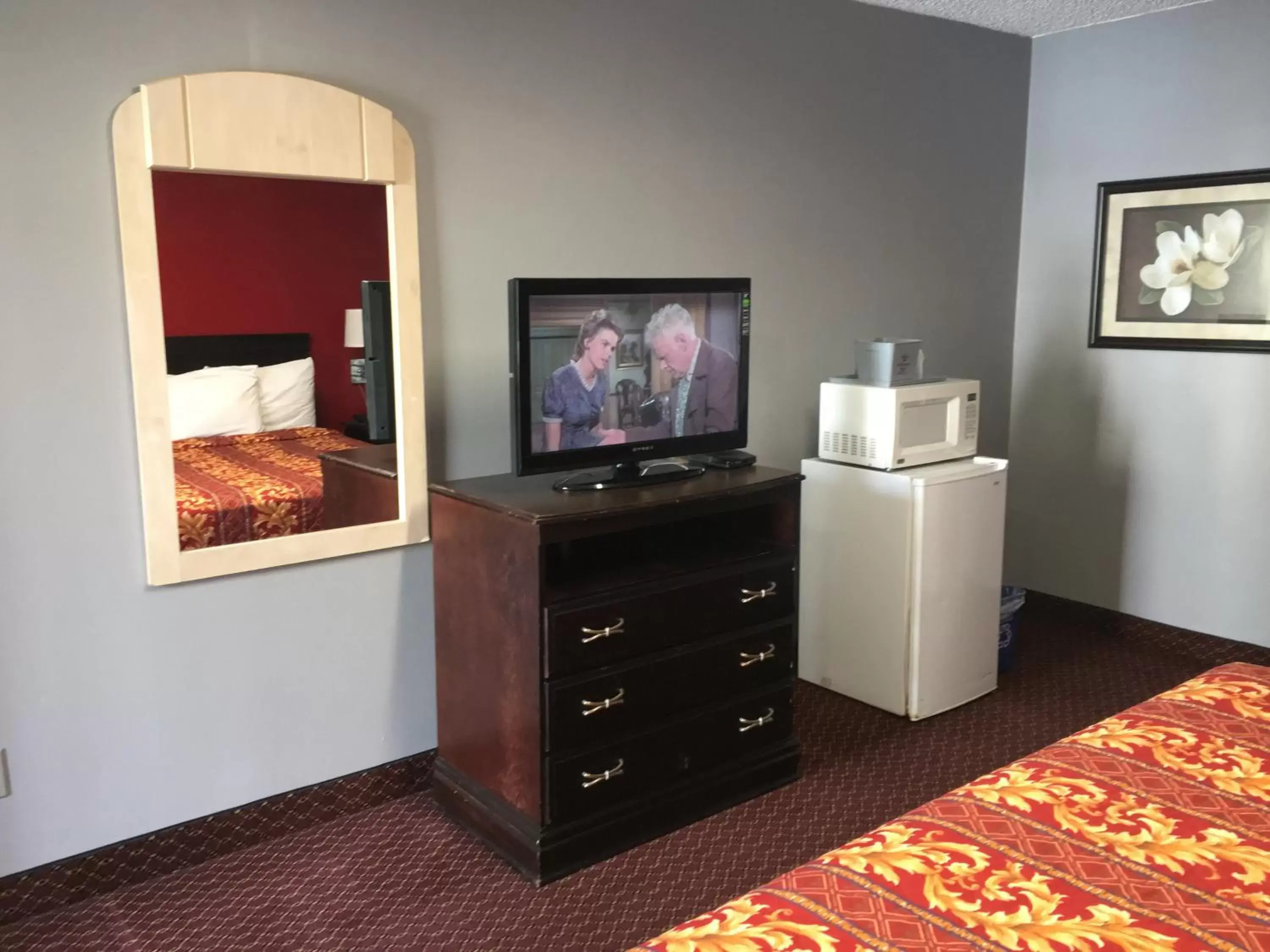 TV/Entertainment Center in Journeys End Motel