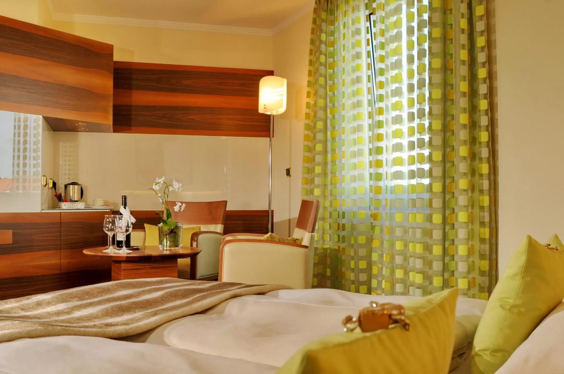 Breakfast, Bed in Hotel Torbräu