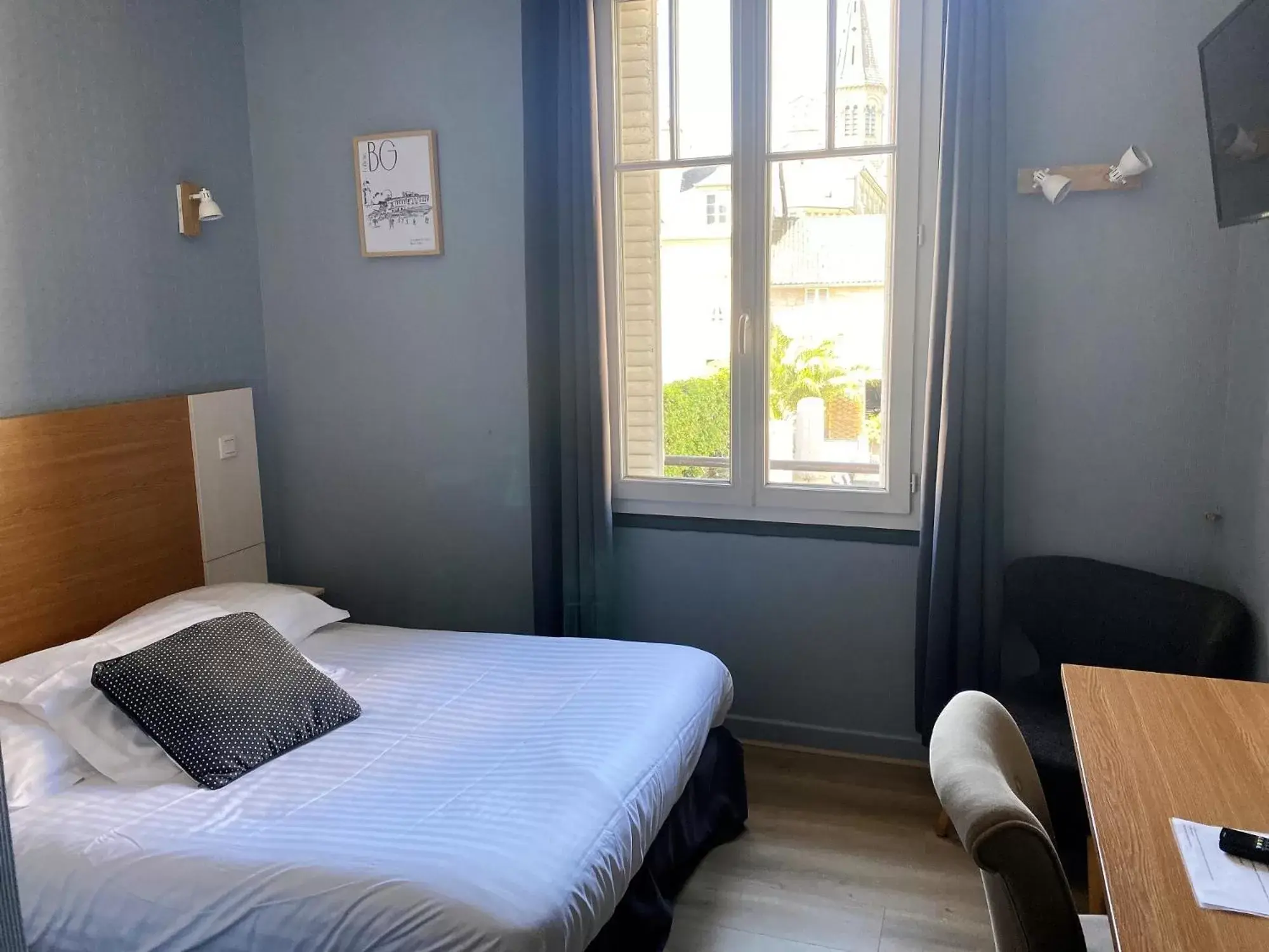 Photo of the whole room, Bed in Hôtel La Réserve de Brive