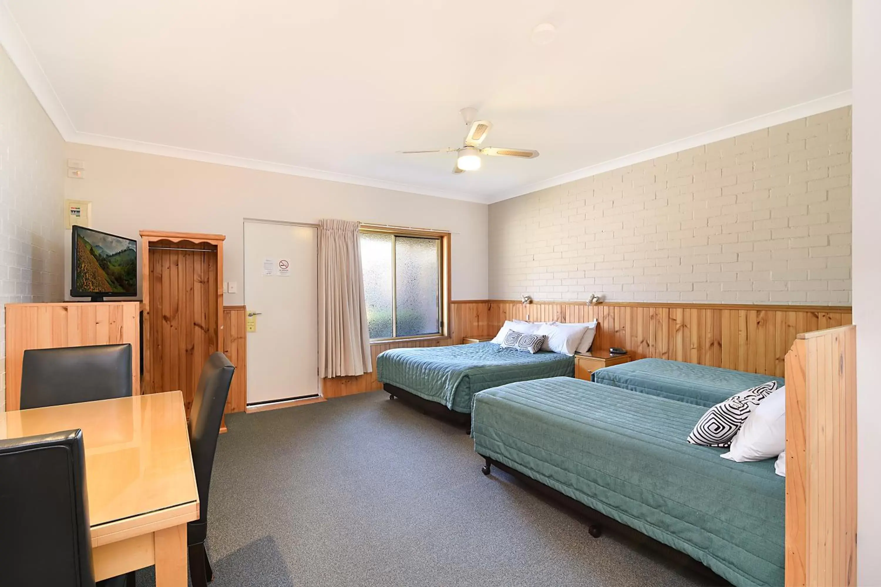 Photo of the whole room, Bed in Catalina Motel Lake Macquarie