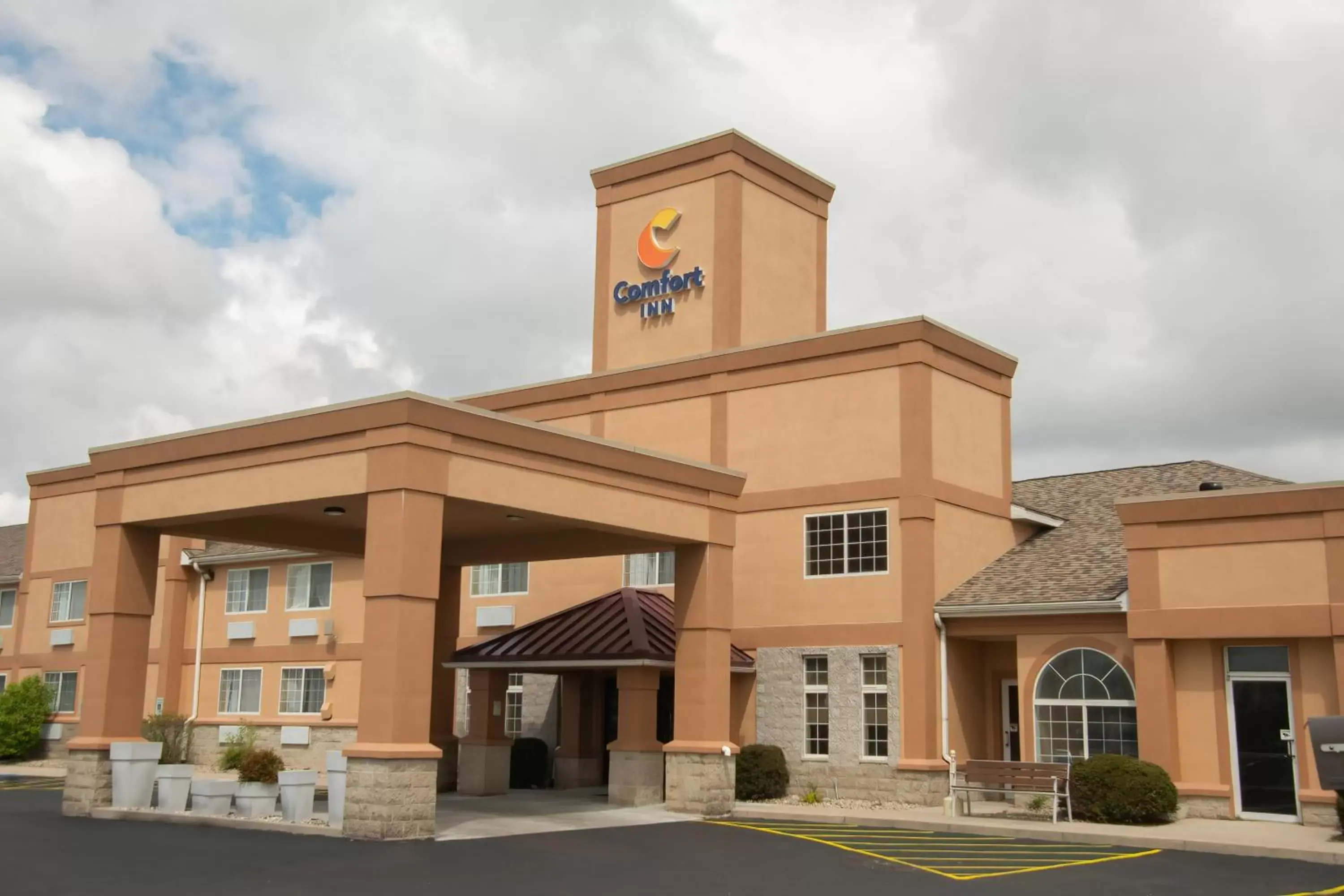 Property Building in Comfort Inn Near Ouabache State Park