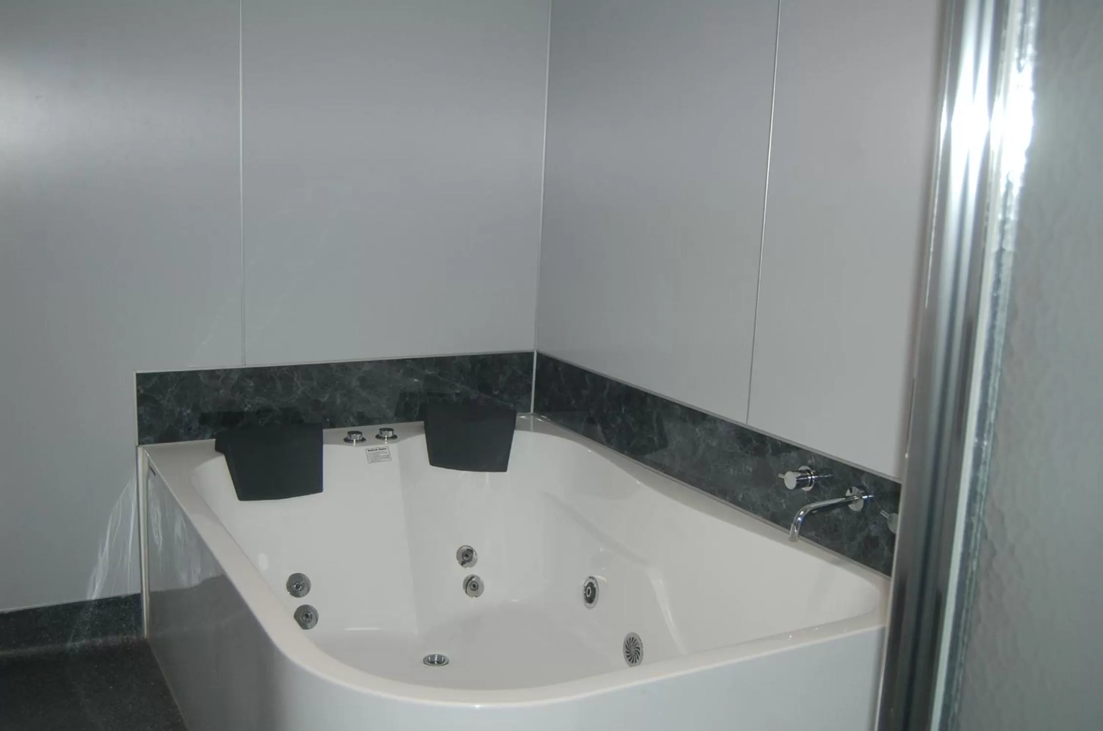 Bathroom in Horsham Mid City Court Motel