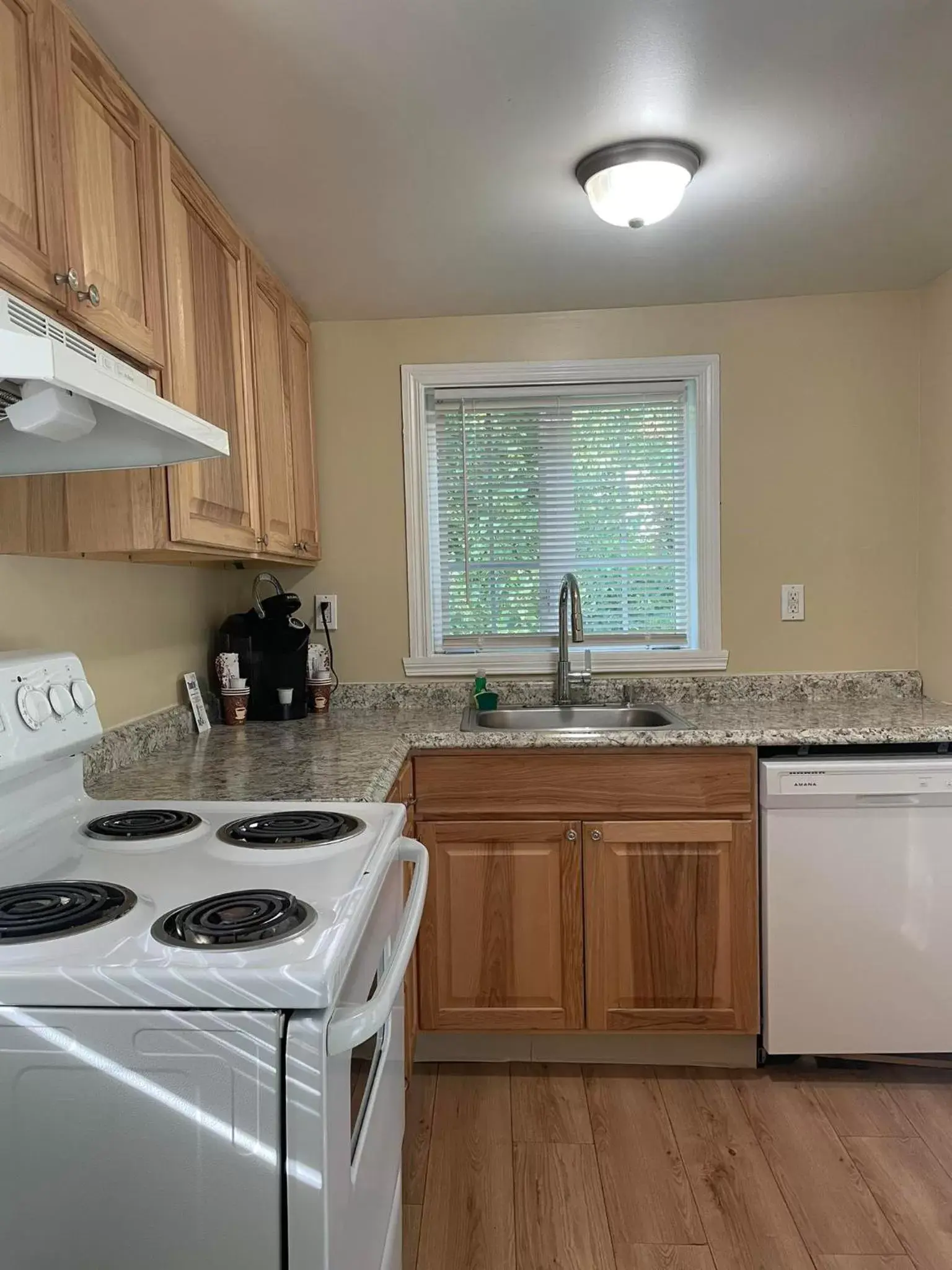 Kitchen/Kitchenette in Grand Beach Inn