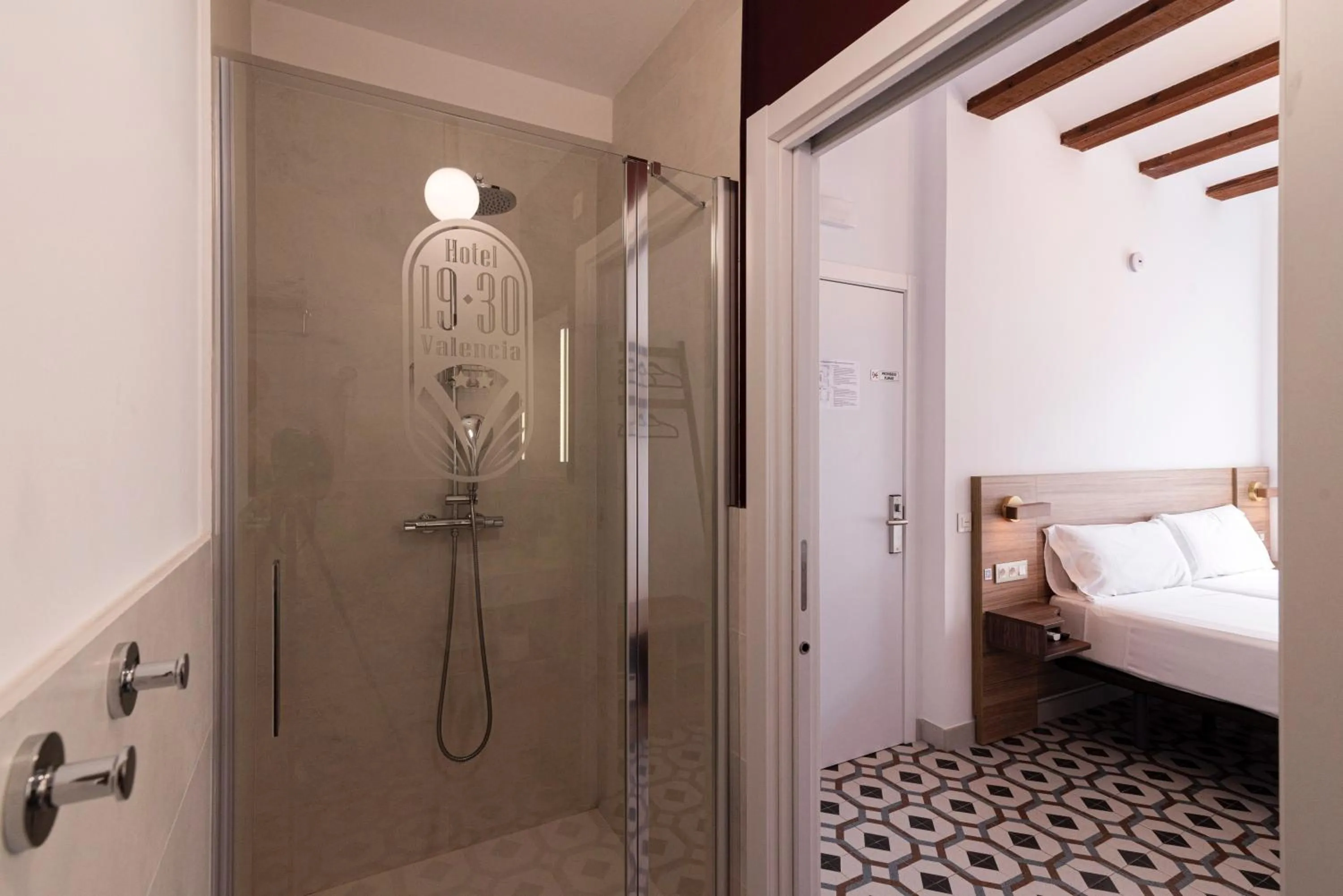 Bathroom, Bed in Hotel 19-30 Valencia