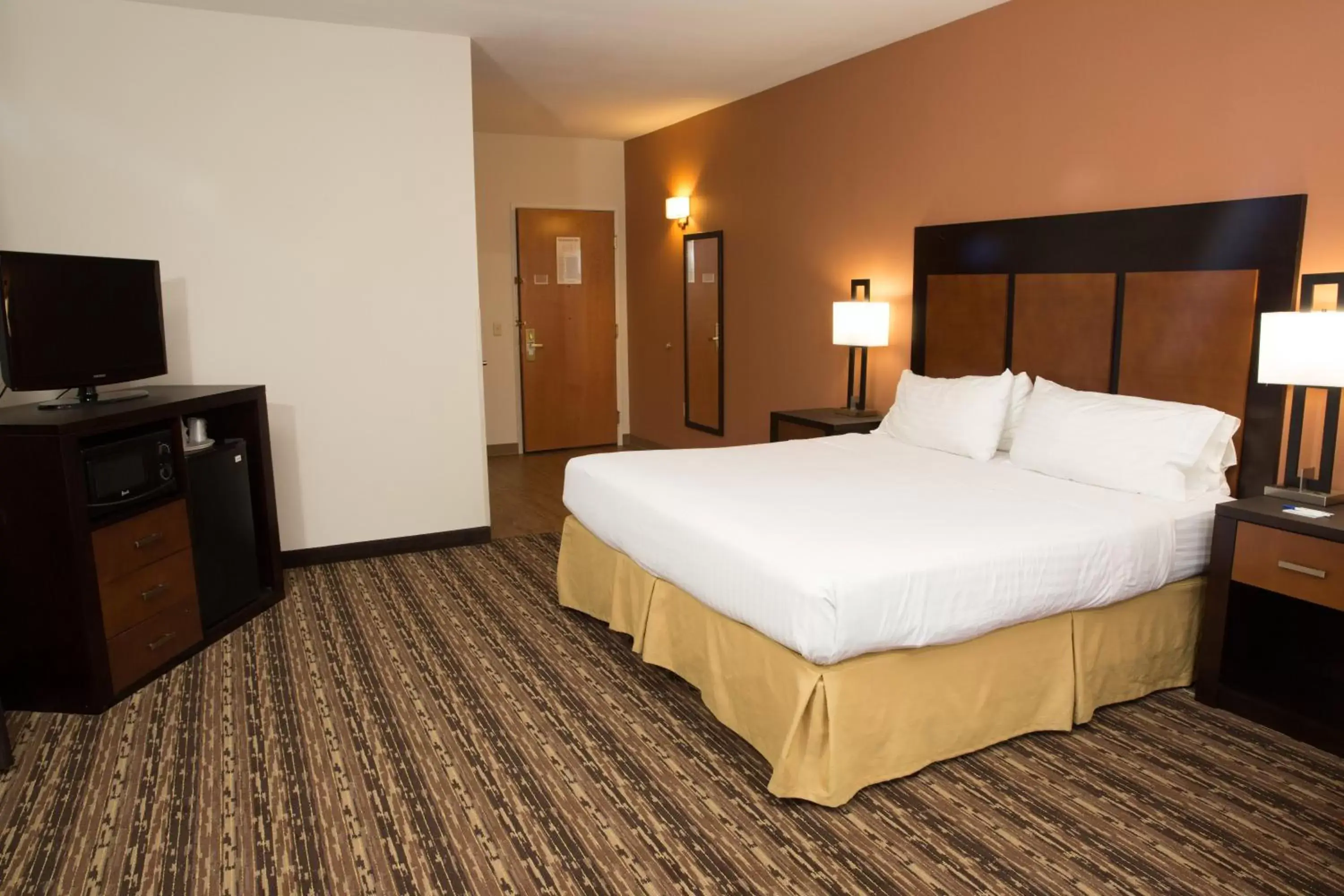 Photo of the whole room, Bed in Holiday Inn Express Hotel & Suites Cherokee-Casino, an IHG Hotel