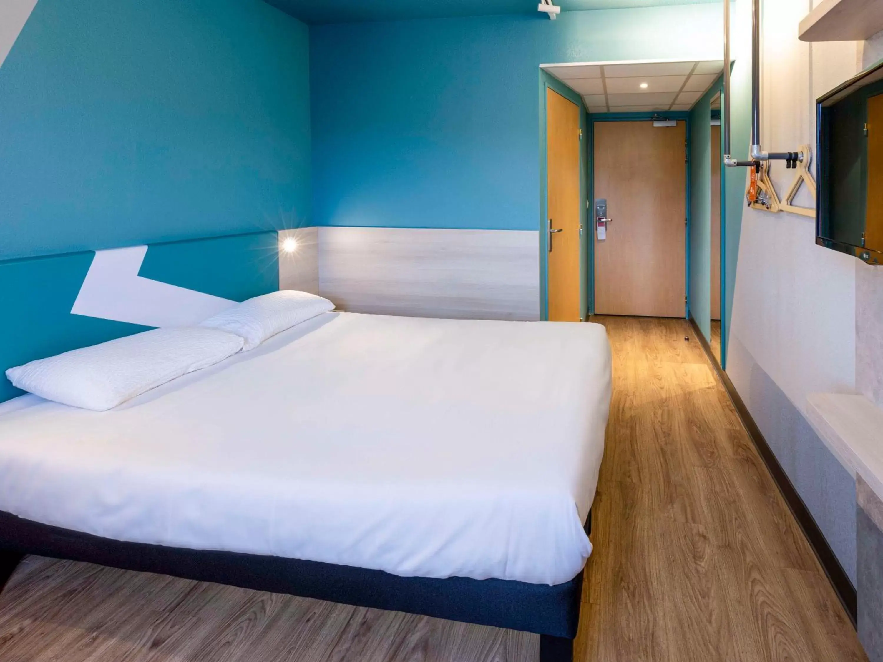 Bedroom, Bed in ibis Budget Millau Viaduc