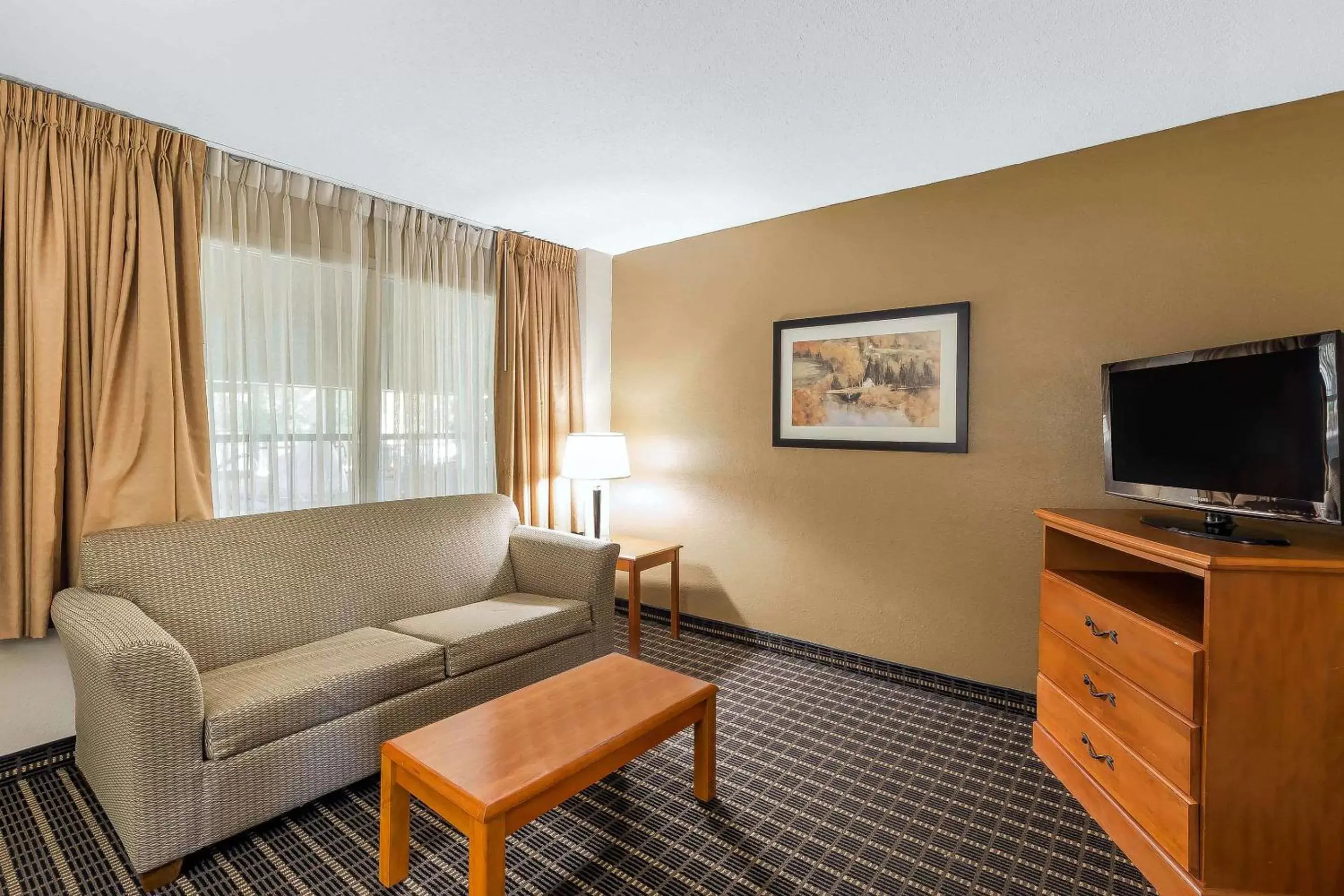 Photo of the whole room, Seating Area in Quality Inn & Suites Sevierville - Pigeon Forge