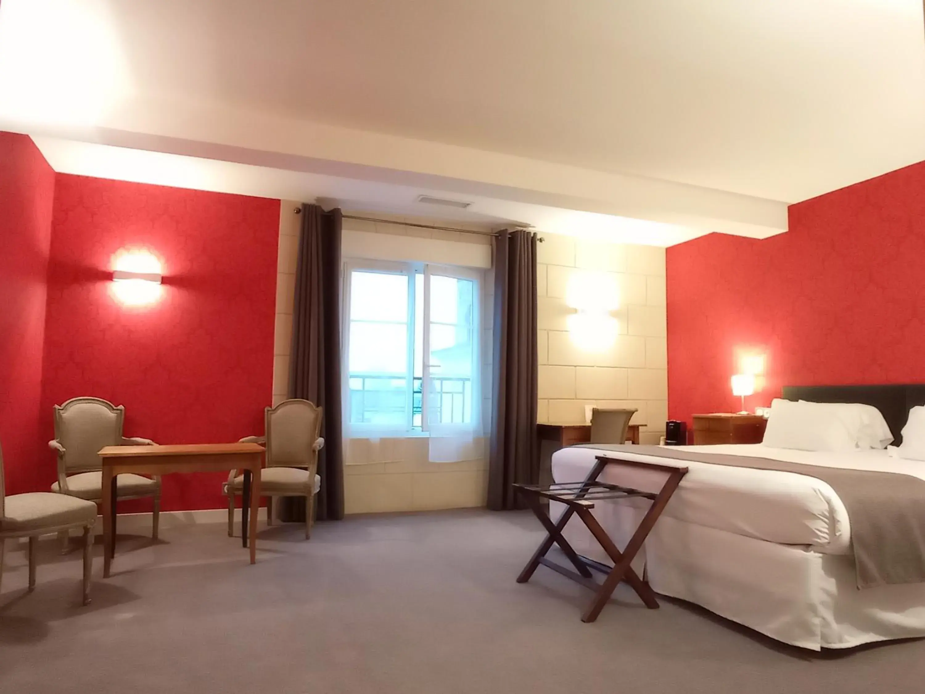 Bedroom in Hôtel Grand Monarque