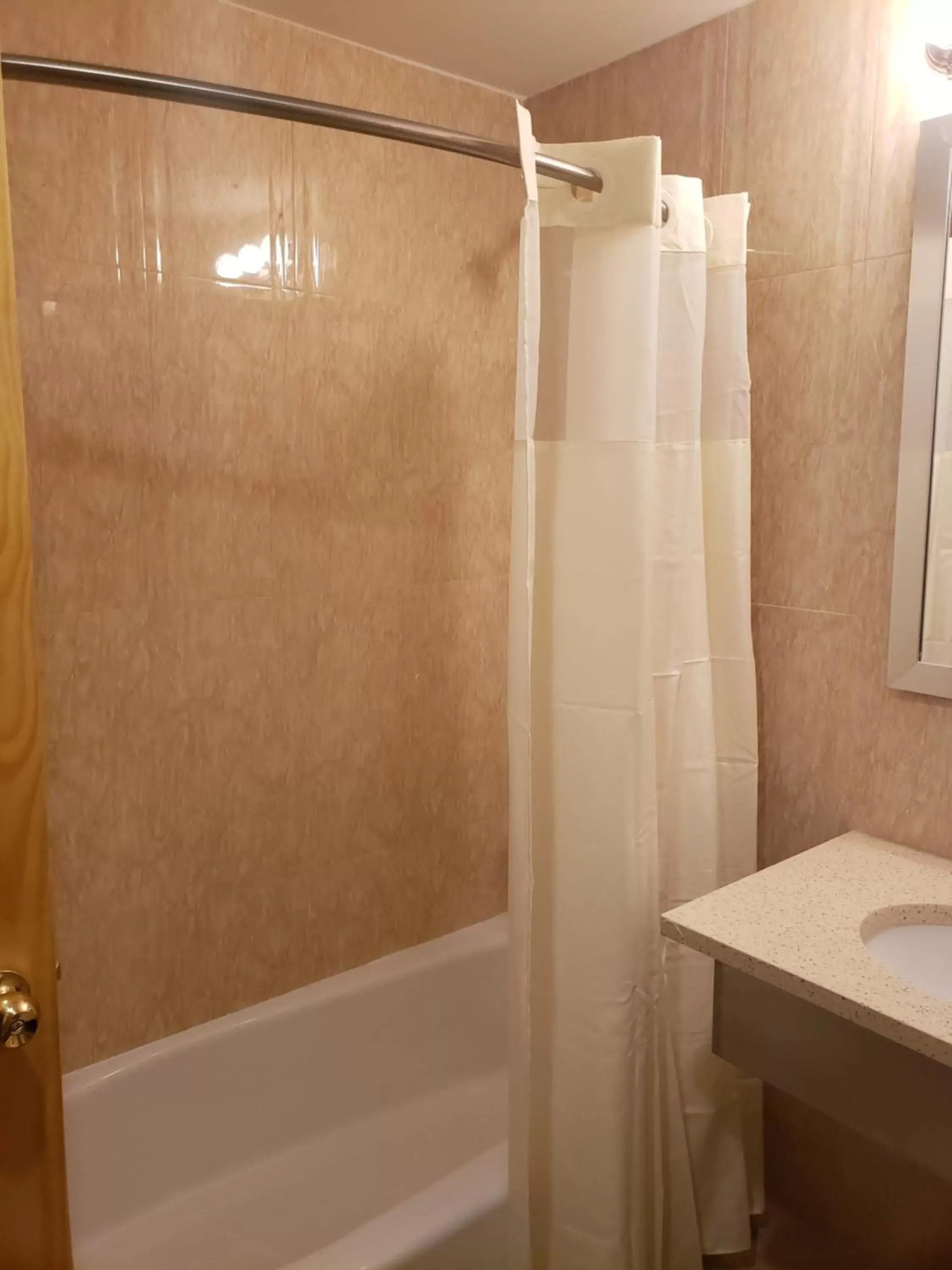 Shower, Bathroom in Elmhurst Hotel