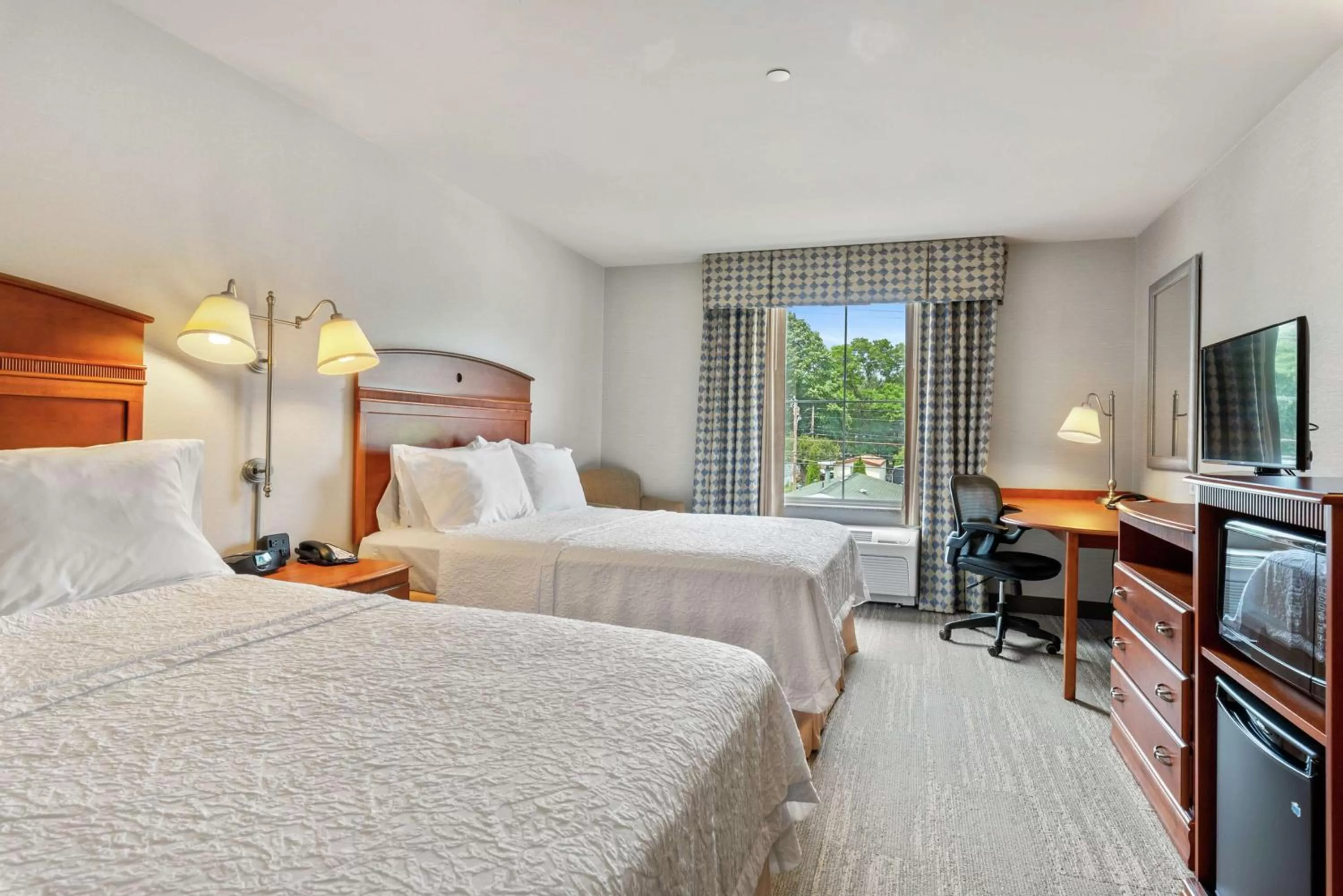 Bedroom, Bed in Hampton Inn & Suites Mystic