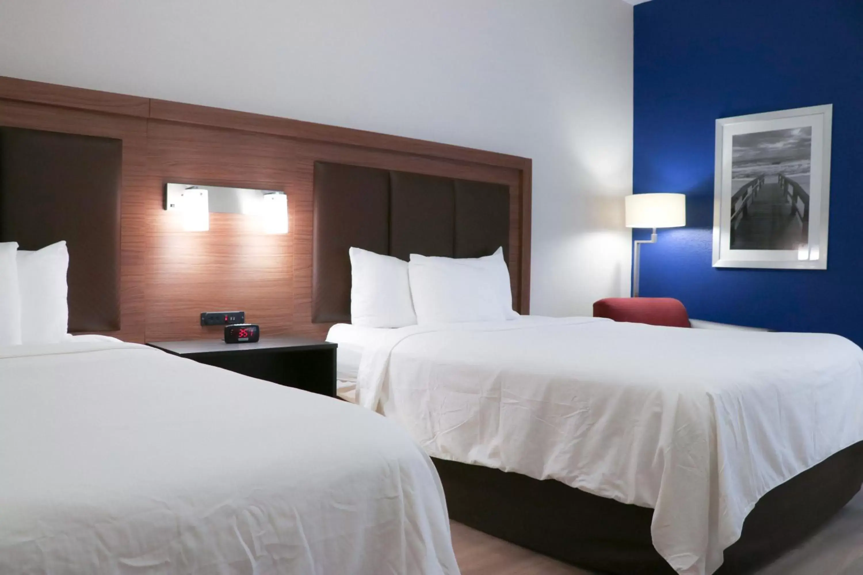 Bedroom, Bed in Days Inn & Suites by Wyndham Fort Myers Near JetBlue Park