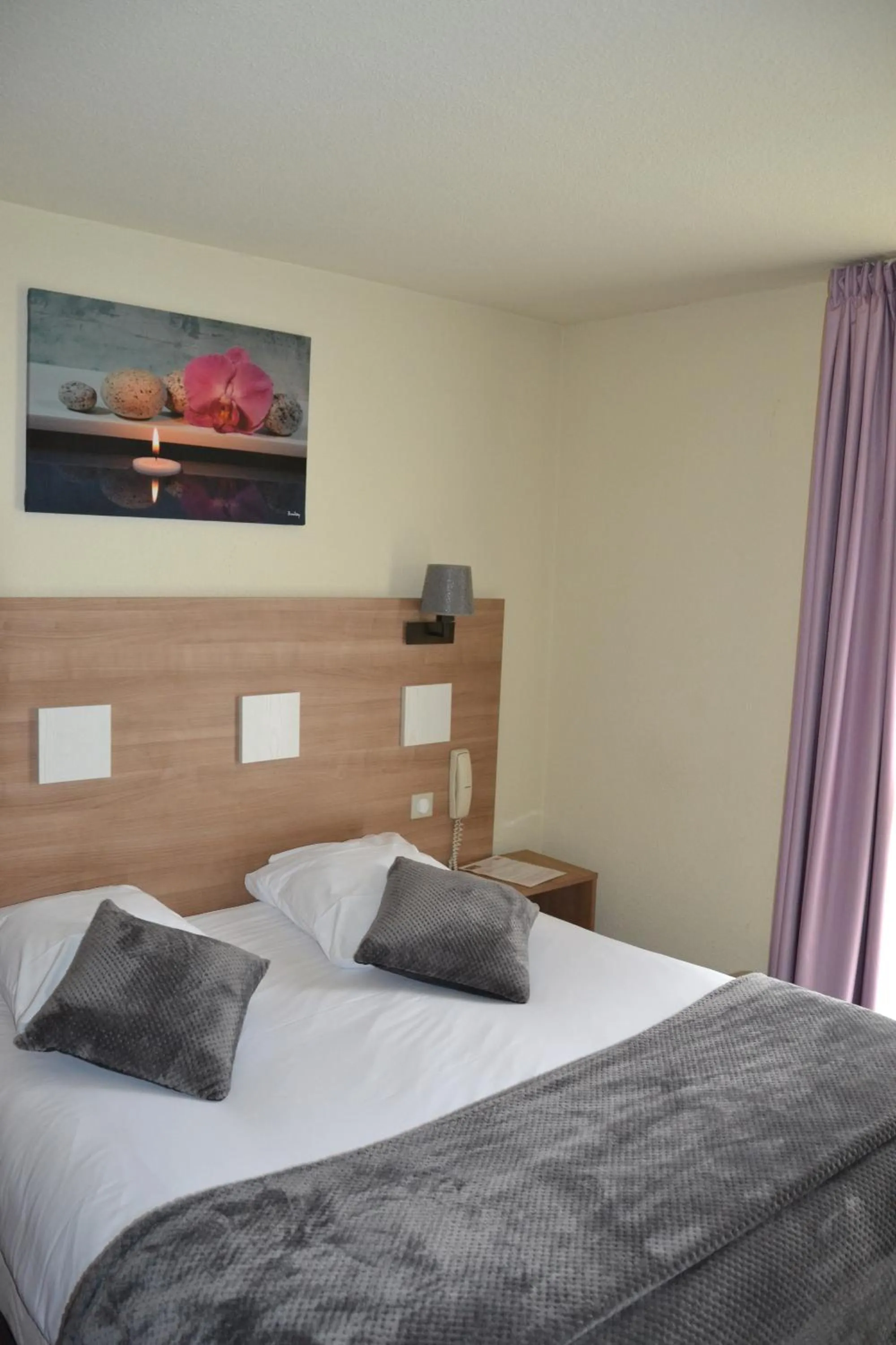 Photo of the whole room, Bed in Contact Hotel Atoll