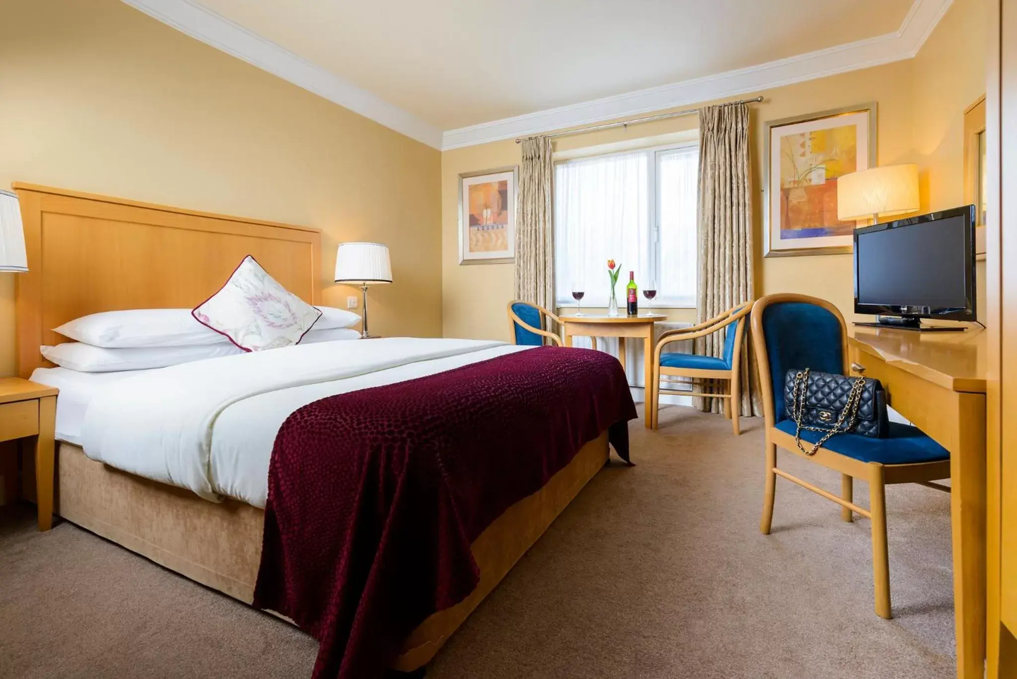 TV and multimedia, Bed in Dingle Bay Hotel