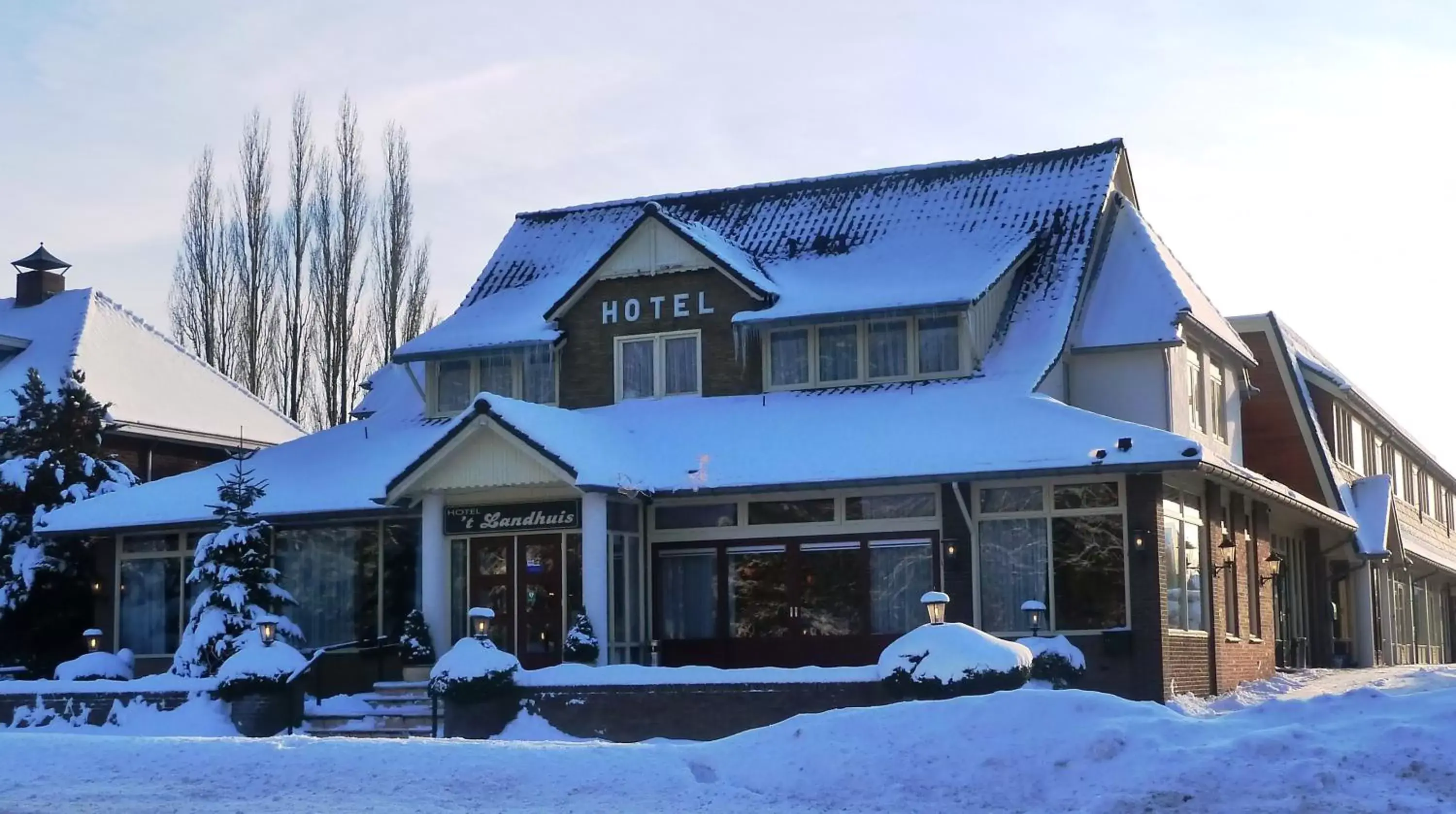 Facade/entrance, Winter in Hotel Het Landhuis