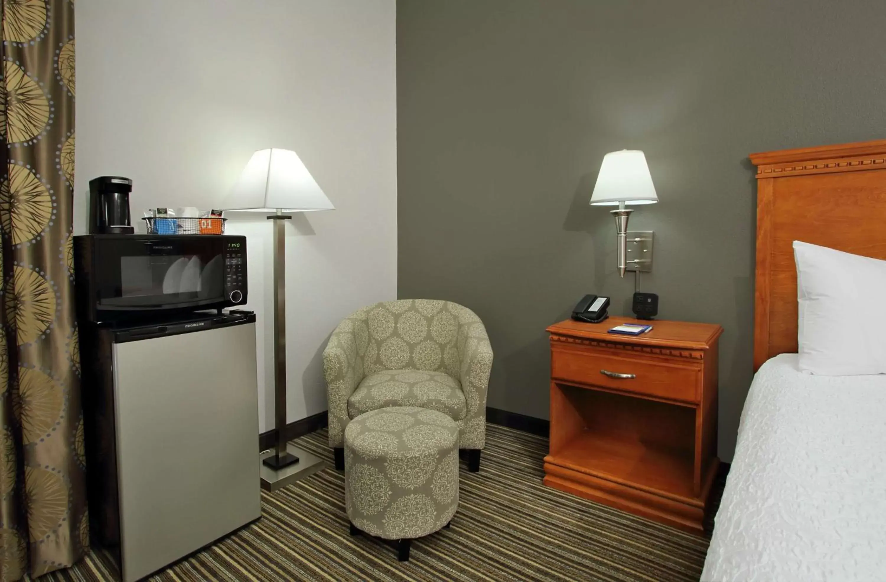 Bedroom, Seating Area in Hampton Inn Ashtabula