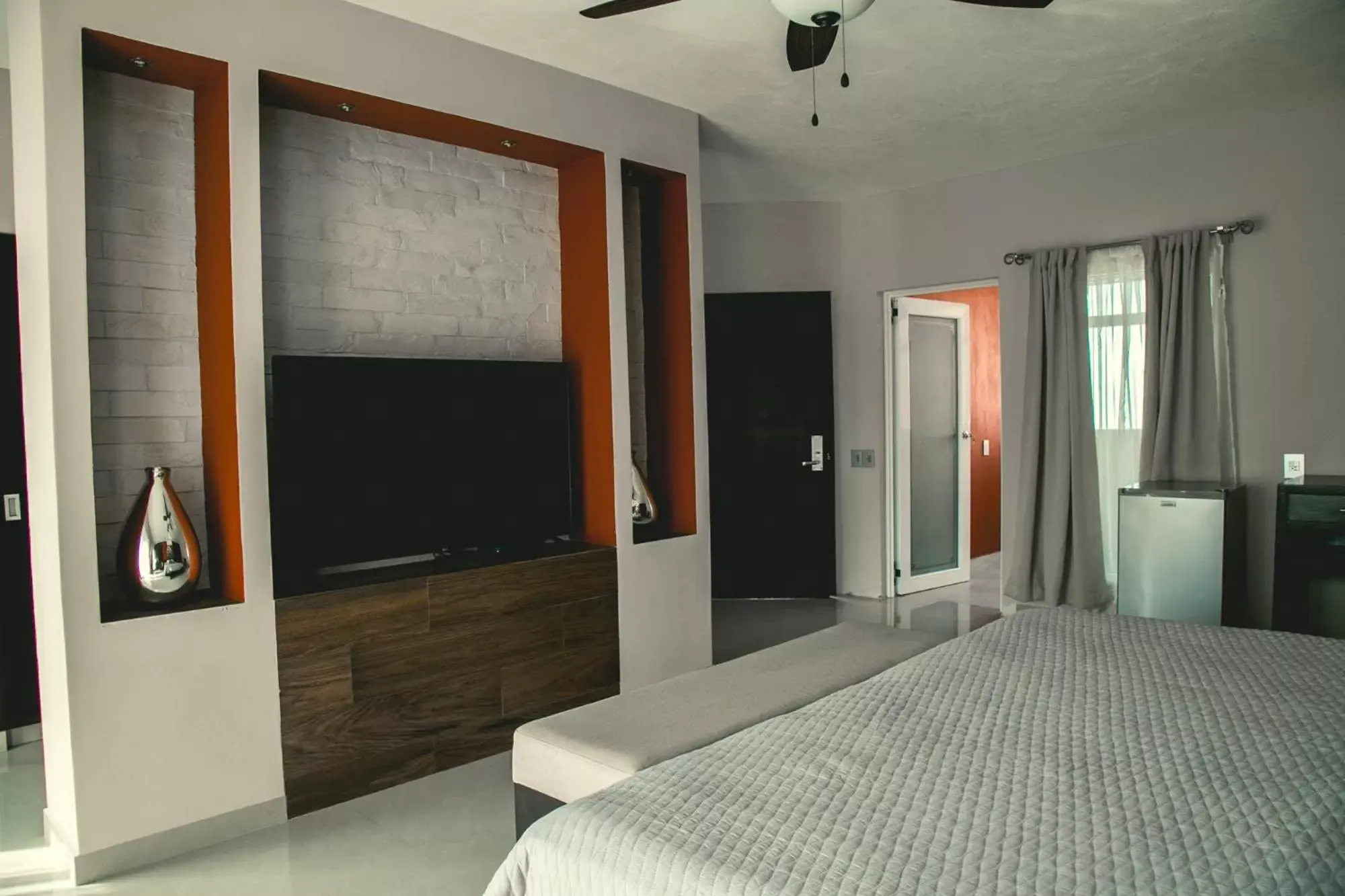 Bed, TV/Entertainment Center in Luxury Hotel Inn