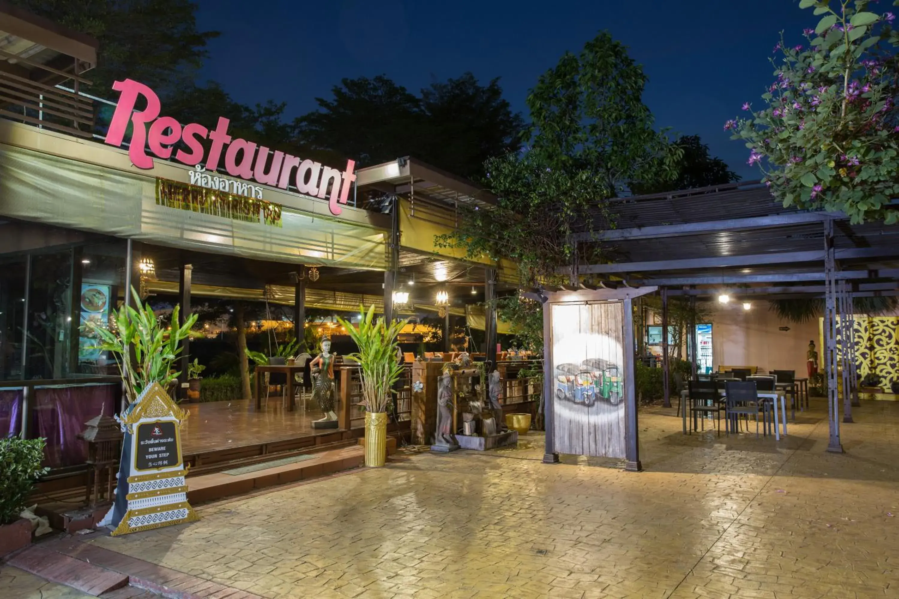 Restaurant/places to eat in Ploy Khumthong Boutique Resort